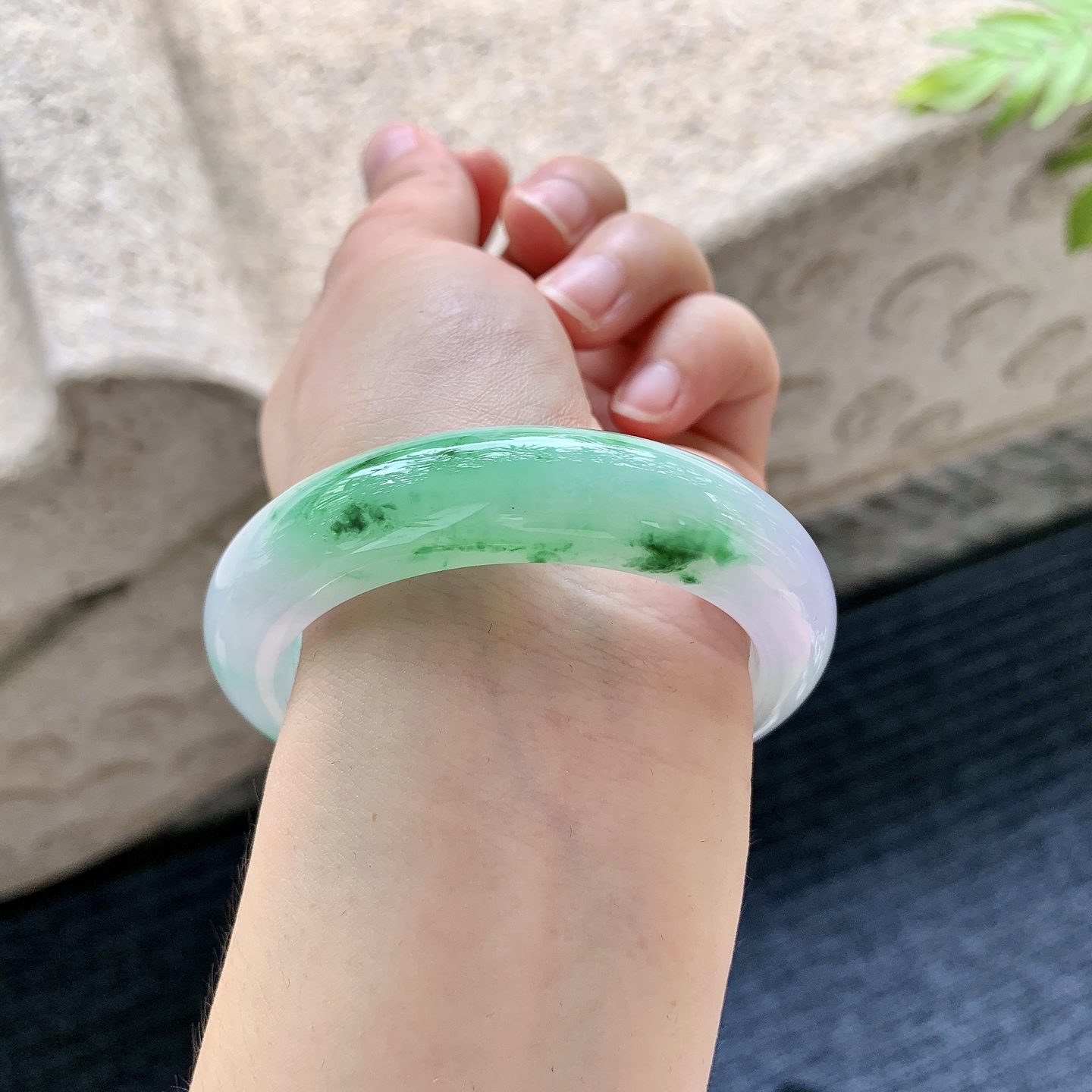 正圈 圈口52.8/13/9 编码HT060739 描述冰糯春彩，飘绿，水润，种老，细腻，无裂