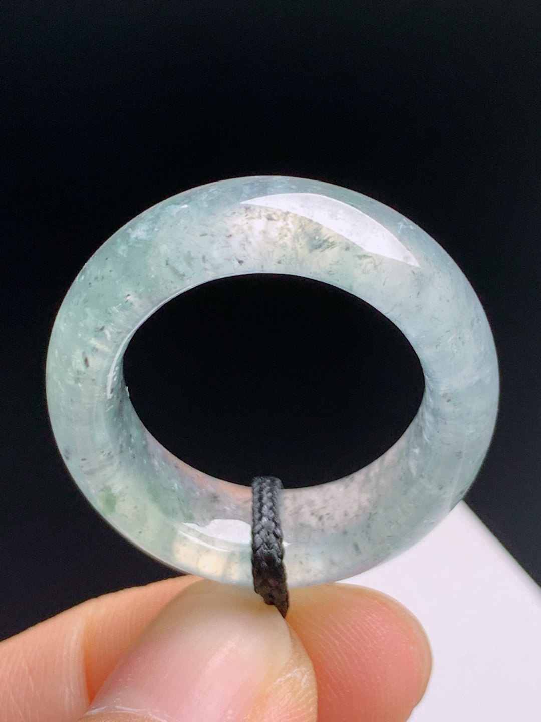 高冰飘墨花戒圈，冰透底衬写意墨翠，意境清幽质感出众，文雅百搭佩戴