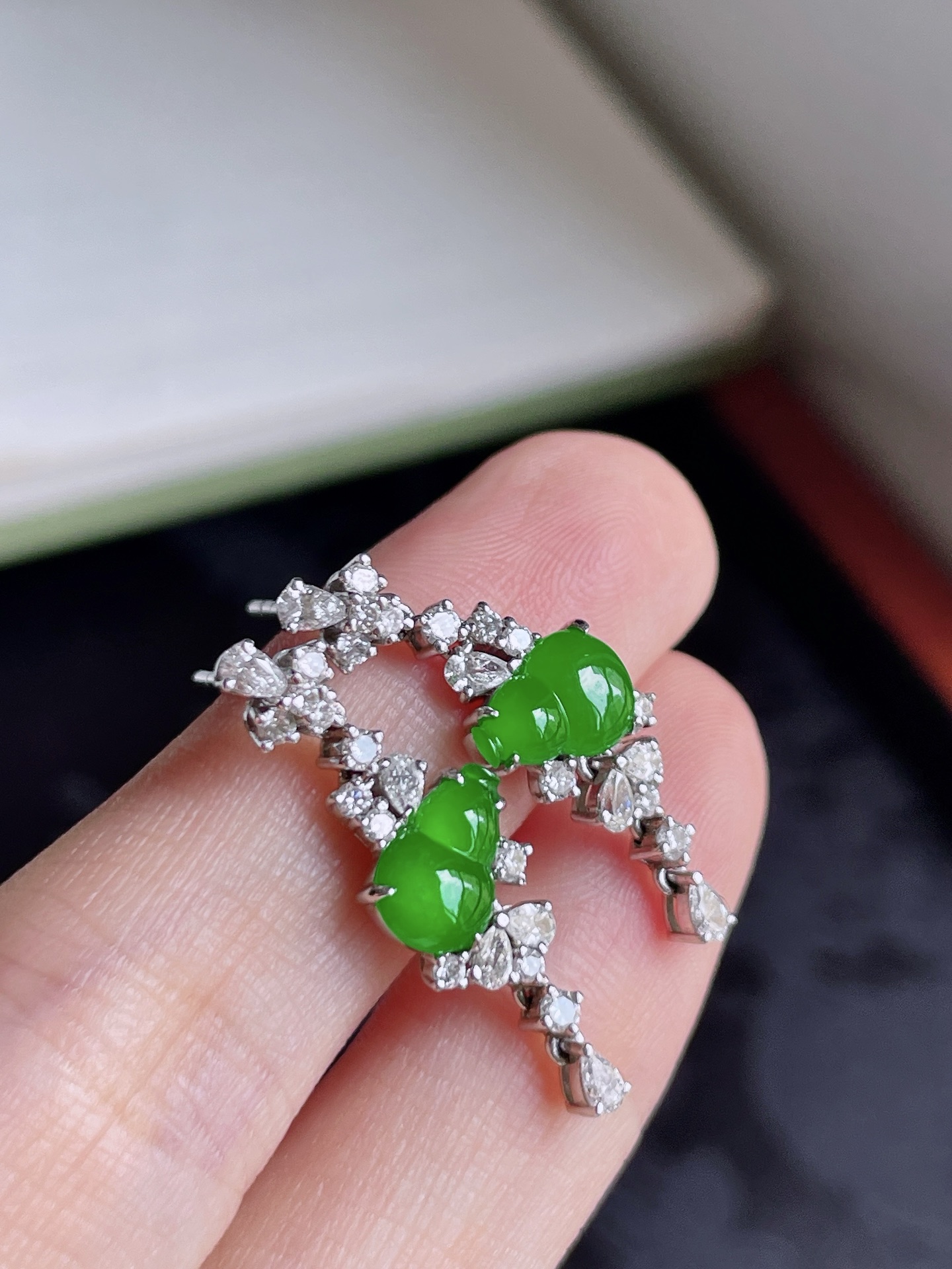 ️ 冰种阳绿葫芦耳坠 色泽鲜艳 油润起光 18k金镶嵌 整体 27.1/8.4/4.2