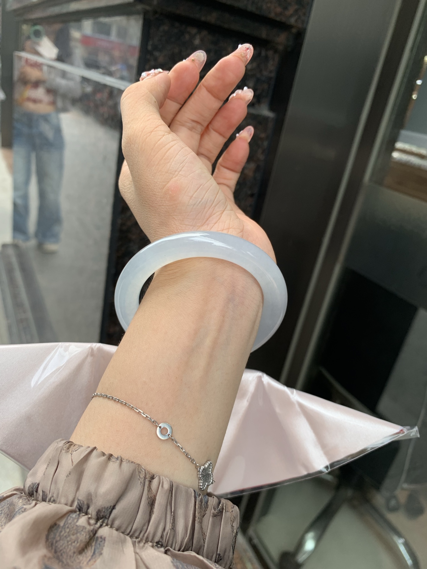 冰蓝美人条 53.2-9.6-9.3 0606-N910-2 打灯棉线，底妆冰润细腻，千变万化的冰晴蓝底色，拥有海的颜色，却散发着星空的光芒，这是一只来自冰川蓝的清冷气质仙女镯。