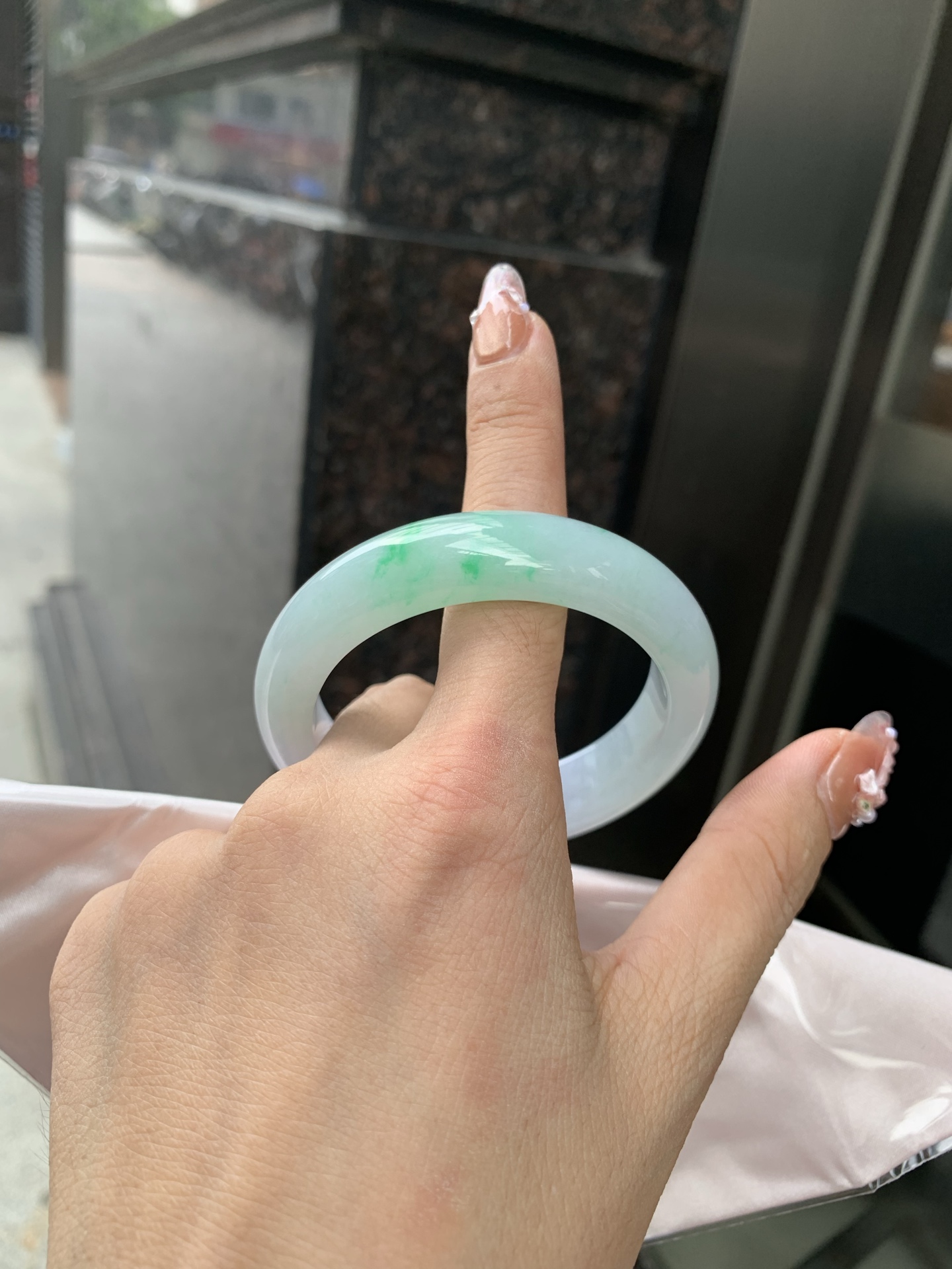 春彩正圈 52-8.3-13 0606-268-44 打灯棉线，一抹阳绿花碰上梦幻般的春，像是融化了的春天，所有的美好交织在一起，让人心生宁静而淡淡的欢喜。