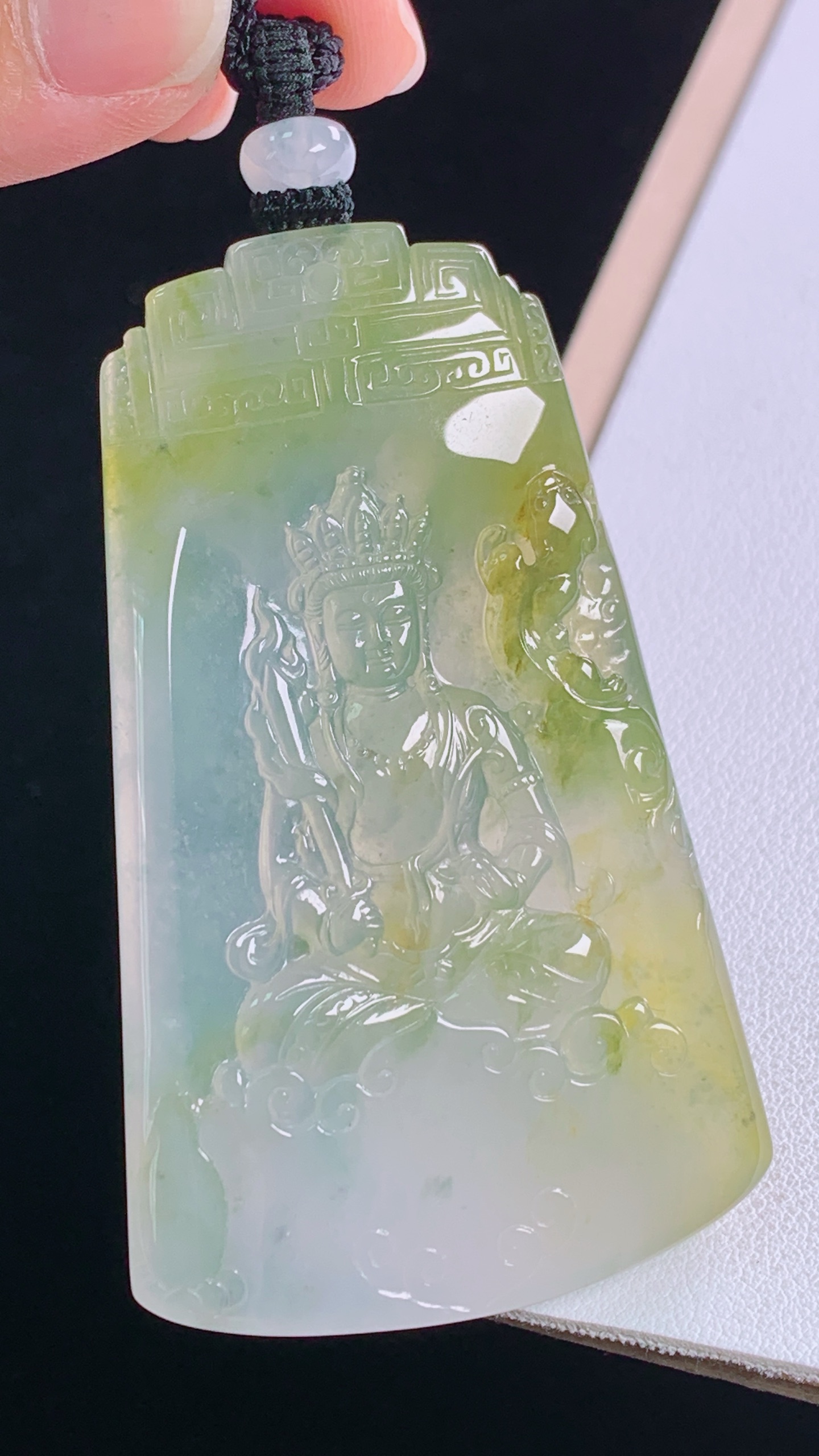 冰黄观音菩萨 天然黄翡，色泽鲜亮，无裂 尺寸:67.8-41.2-5.8mm 3