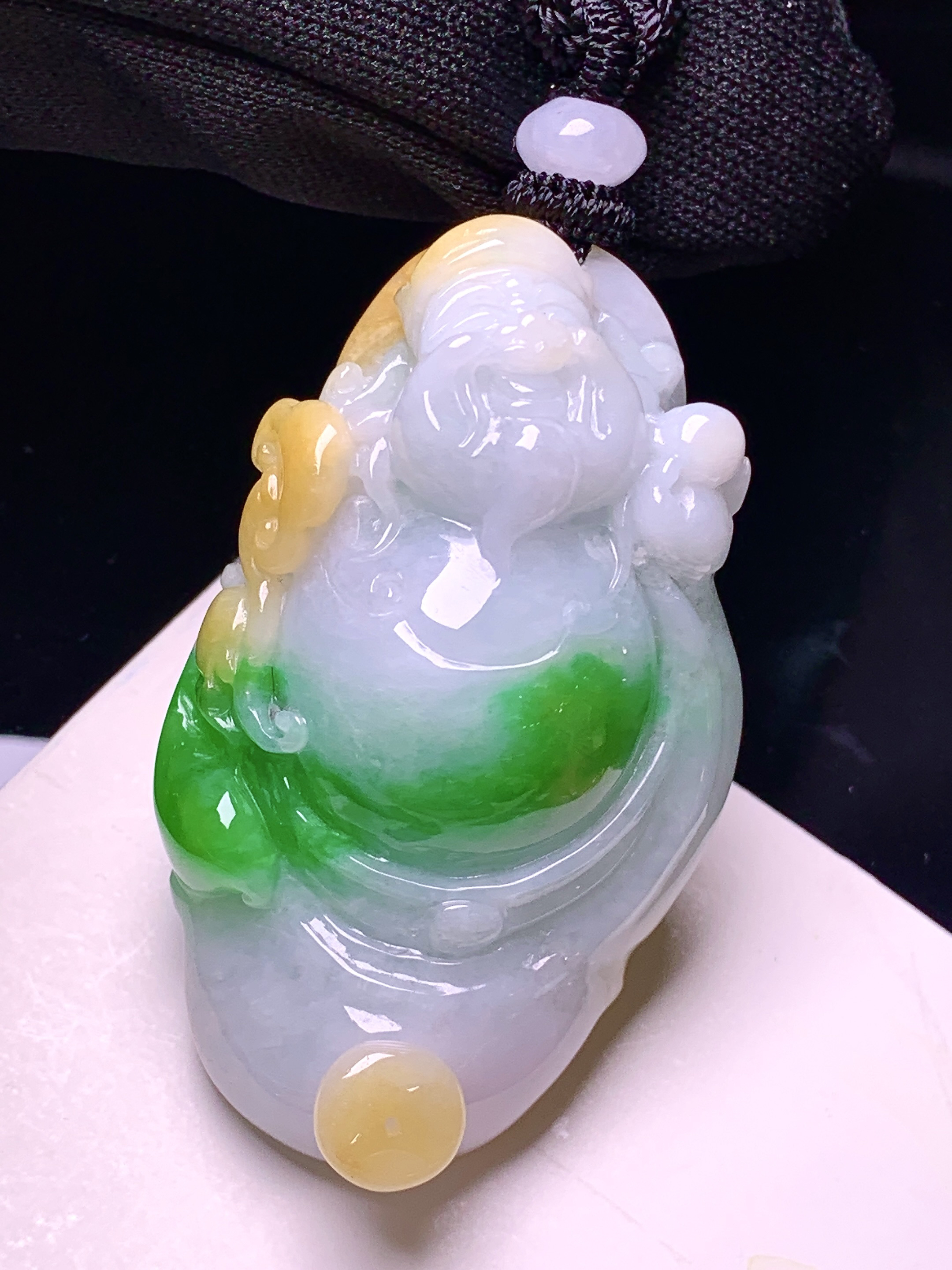 飘黄绿翡财神吊坠 玉质细腻 色泽艳丽清新 整体尺寸49.5*30.8*13.2 w1