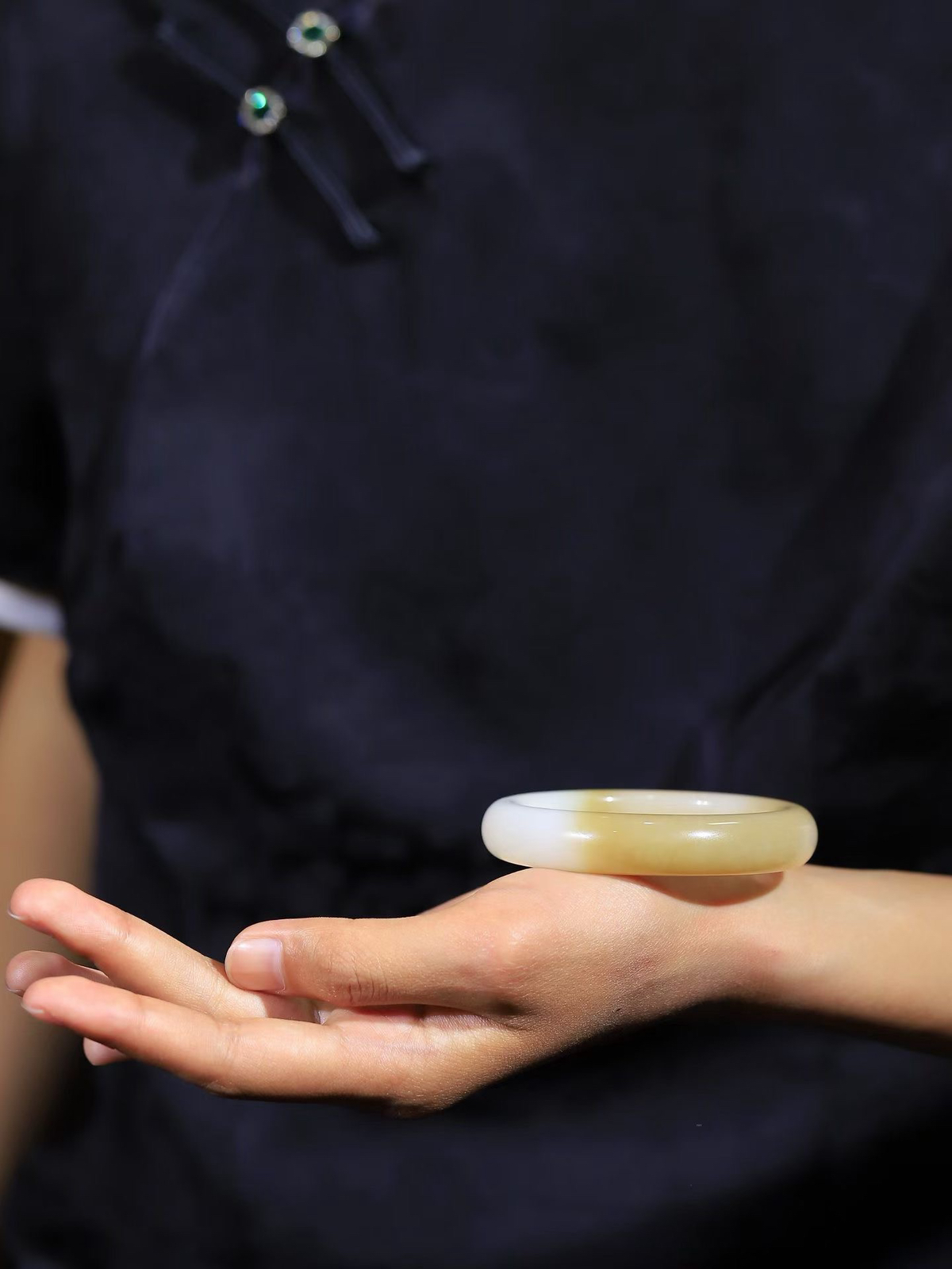 （温柔雅致.手镯）

精品️和田玉糖白玉手镯。镯型饱满，温润细腻，脂润沁香。️执一卷书，沏一盏茶，着一袭裙，戴一只镯。淡淡浅笺，素心若兰，静赏玉中诗画。悠悠岁月，芊手轻摘，盛满诗样芳华。重55克   内径54克  尺寸12.8-9mm    FDA-32501000