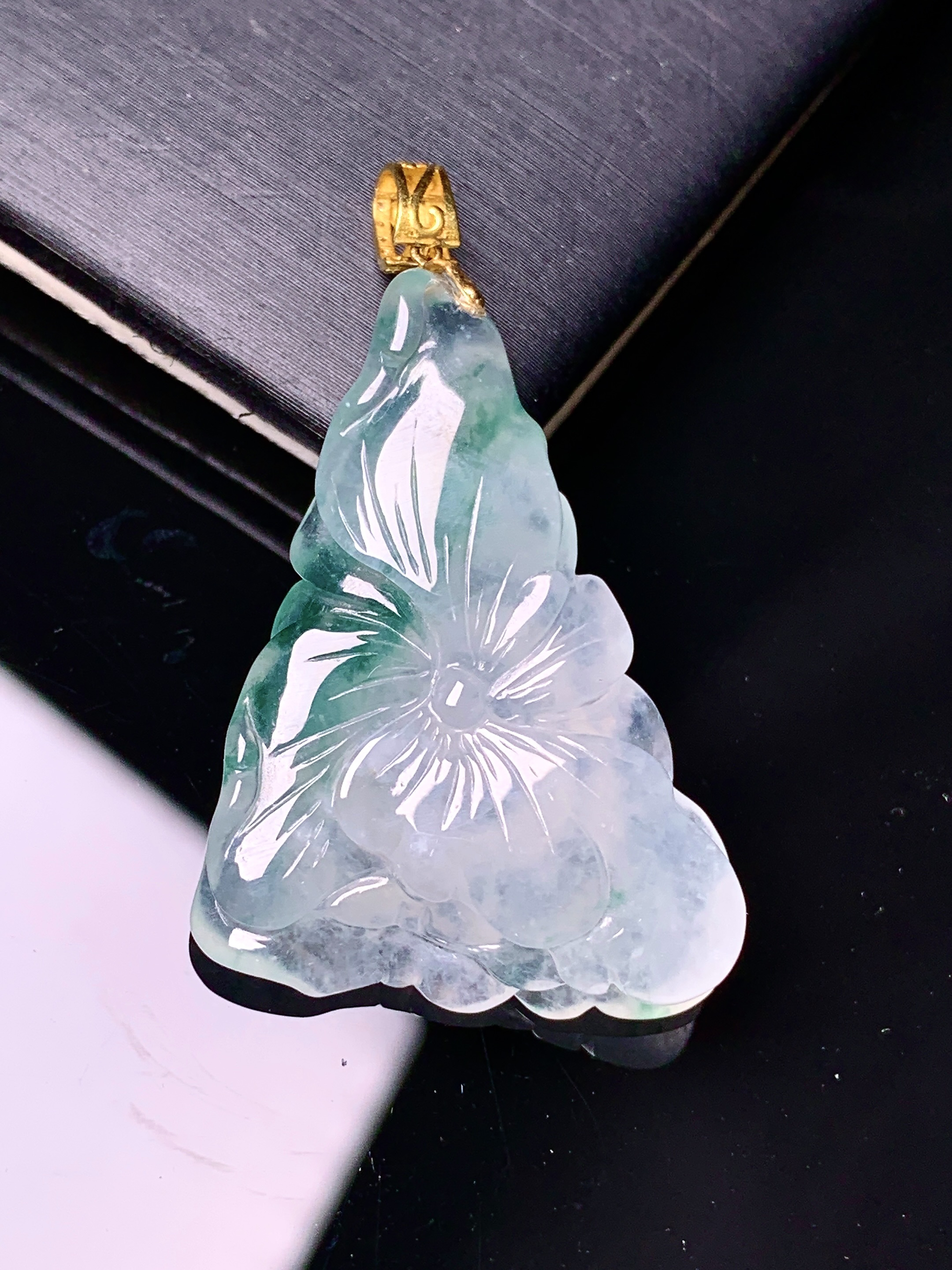 18k金镶嵌飘绿莲花吊坠 玉质细腻 色泽艳丽清新 整体尺寸38.2*22.8*5.6 e1