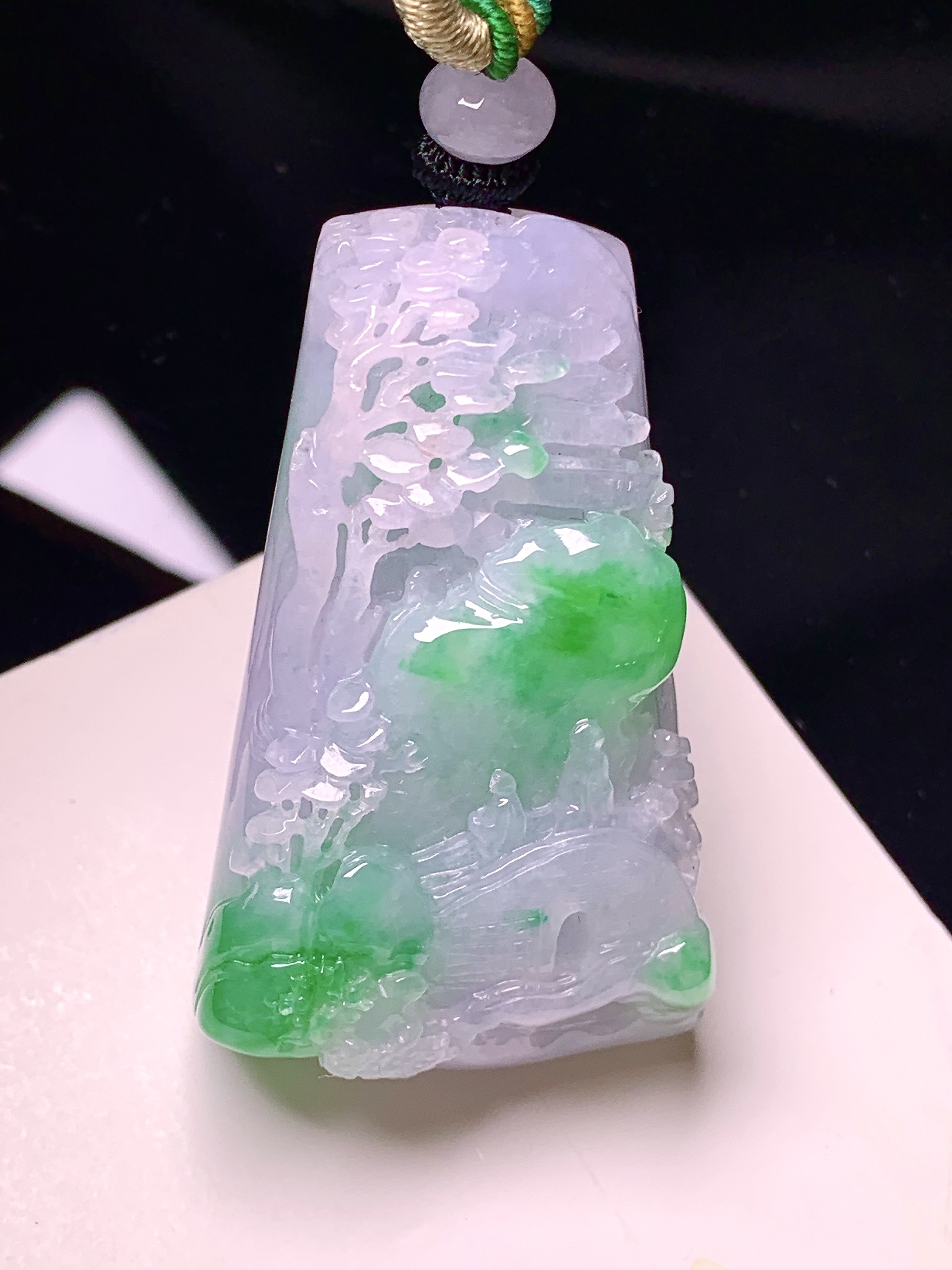 飘绿山水牌子吊坠 玉质细腻 色泽艳丽清新 整体尺寸44.8*27.8*11.6 w1