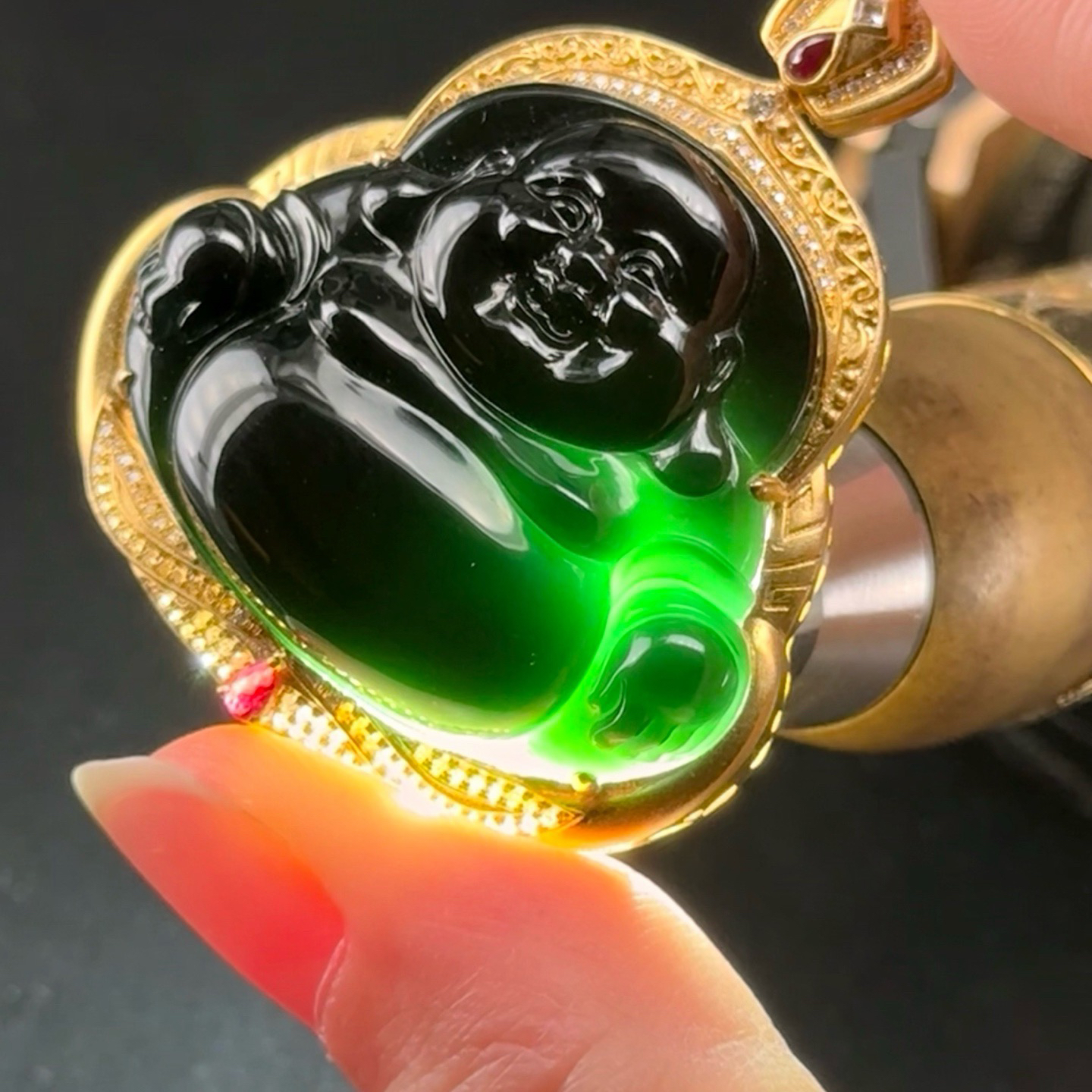 精品18k墨翠大肚佛 种好色正 黑度极好 打灯通透 油性十足  尺寸45.4