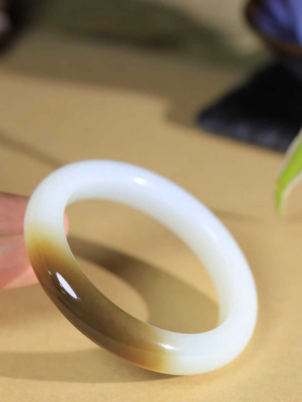 （温柔雅致.手镯）

精品️和田玉糖白玉手镯。镯型饱满，温润细腻，脂润沁香。️执一卷书，沏一盏茶，着一袭裙，戴一只镯。淡淡浅笺，素心若兰，静赏玉中诗画。悠悠岁月，芊手轻摘，盛满诗样芳华。重61.5克   内径57克  尺寸12.4-9.6mm    FDA-32501000