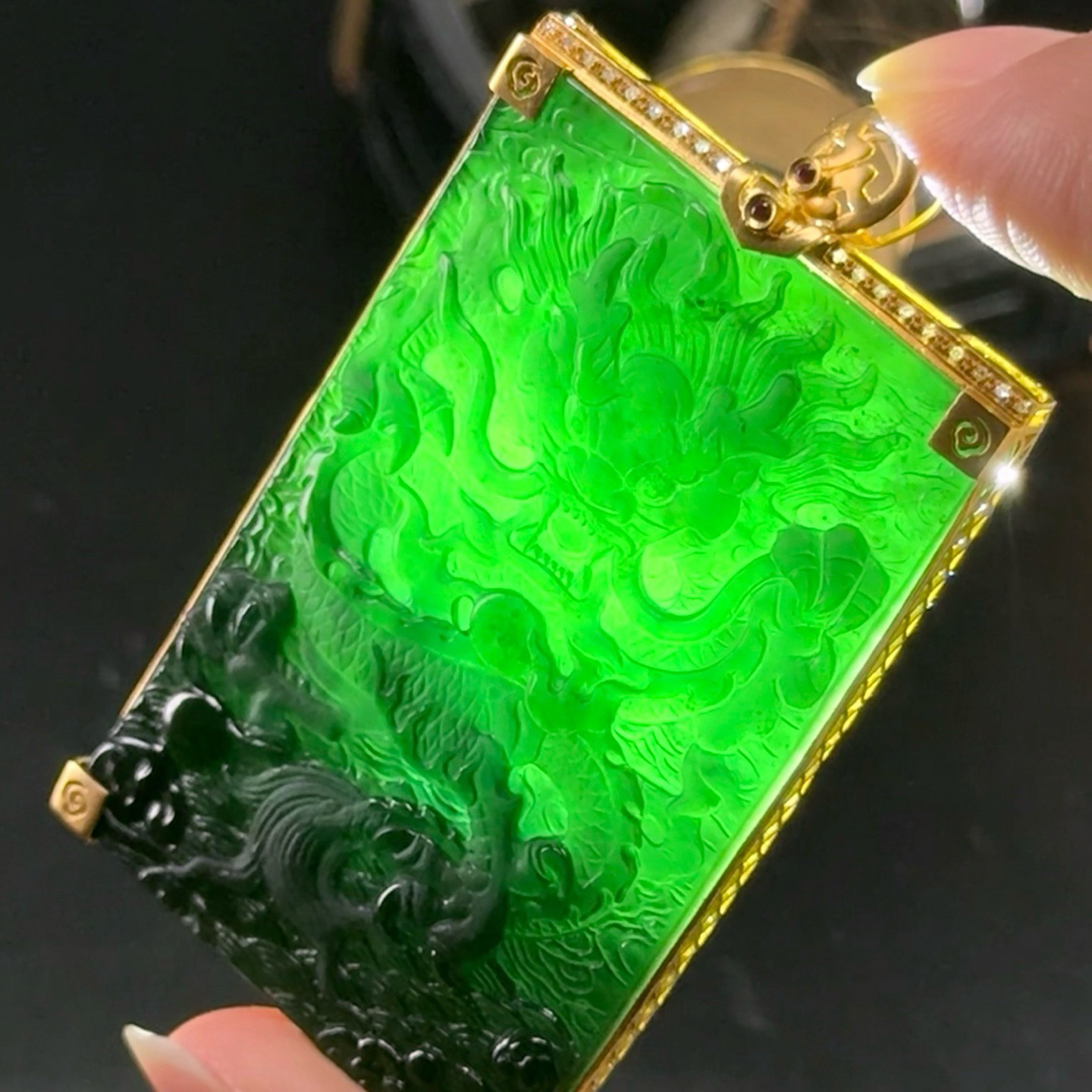 精品18k墨翠龙牌挂件 种好色正 黑度极好 打灯通透 油性十足 尺寸63.2