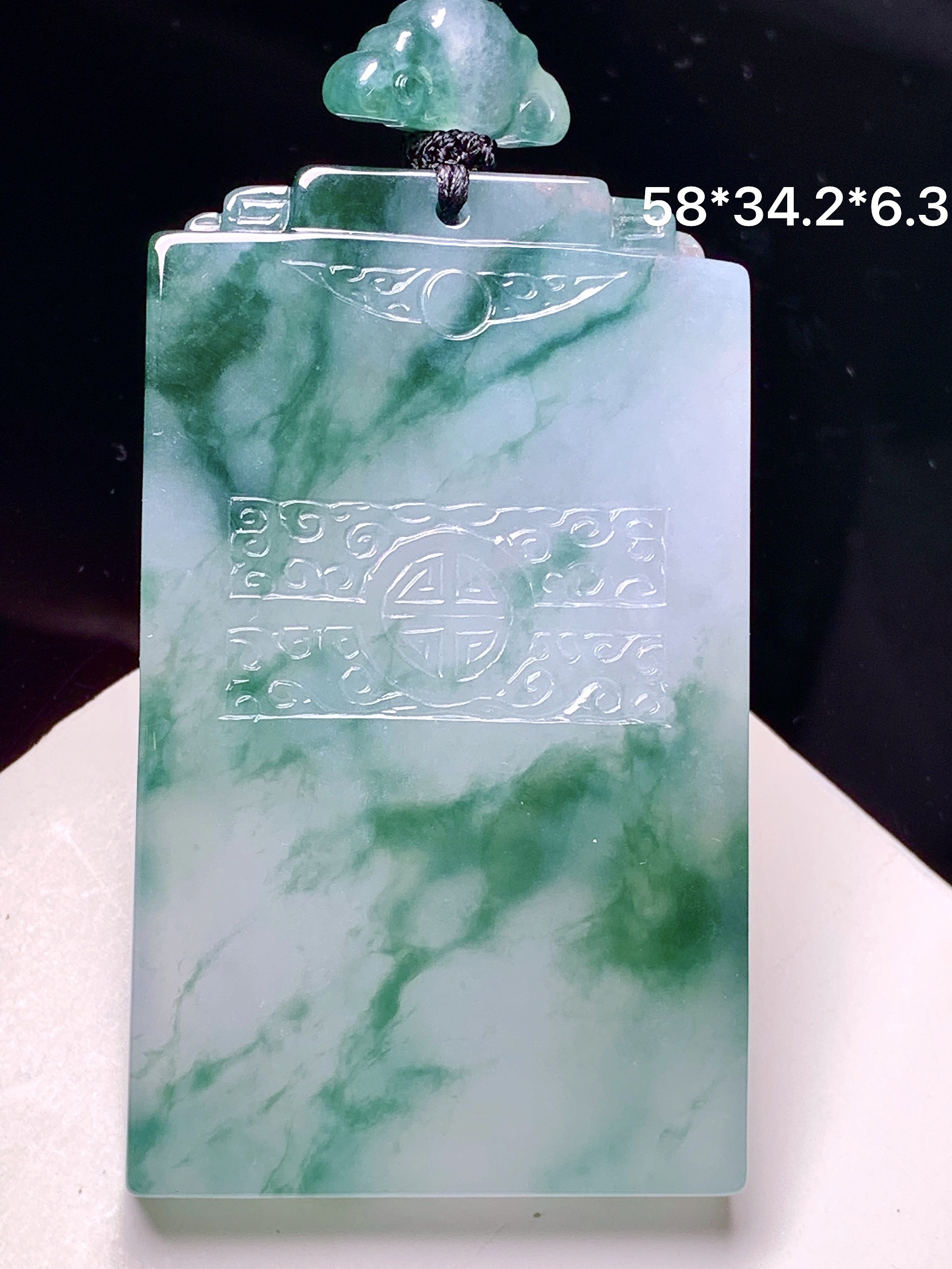 飘蓝花无事牌吊坠 玉质细腻 色泽艳丽清新 整体尺寸58*34.2*6.3 L1