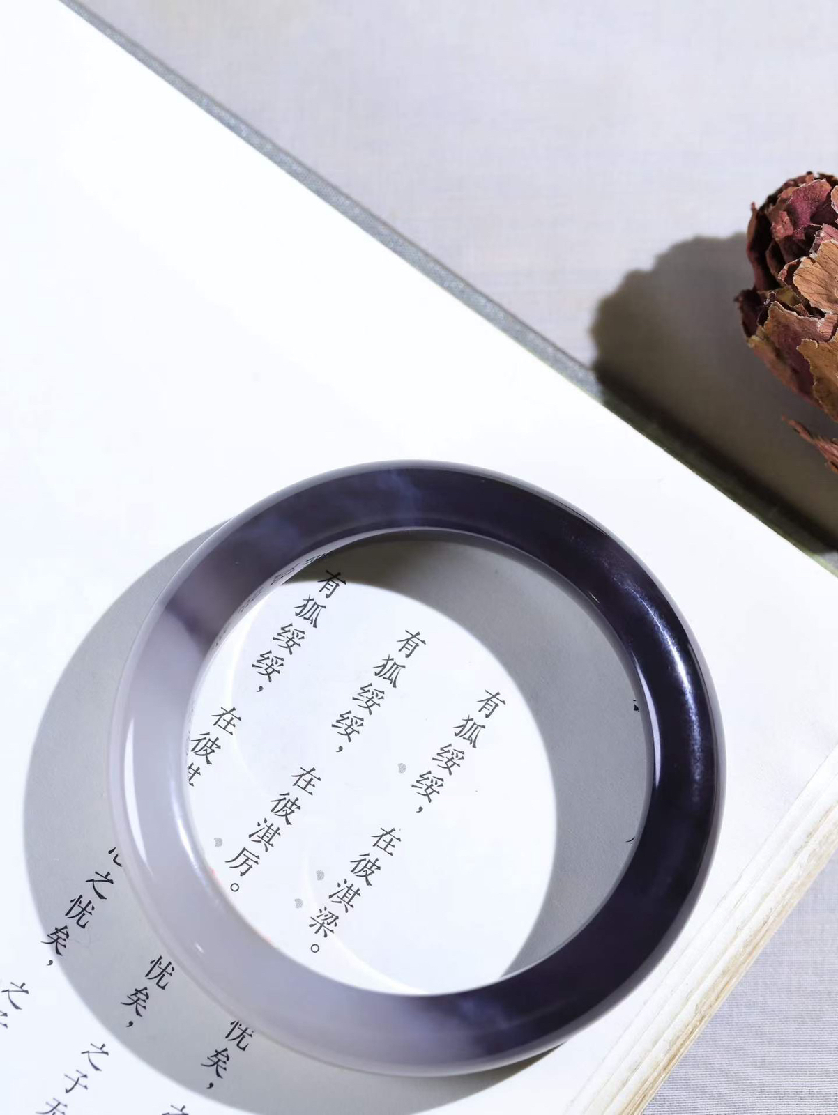 （温柔雅致.手镯）

精品️和田玉烟紫手镯。镯型饱满，温润细腻，脂润沁香。️执一卷书，沏一盏茶，着一袭裙，戴一只镯。淡淡浅笺，素心若兰，静赏玉中诗画。悠悠岁月，芊手轻摘，盛满诗样芳华。重60.2克   内径55克  尺寸12.4-9.6mm    FDA-32501000