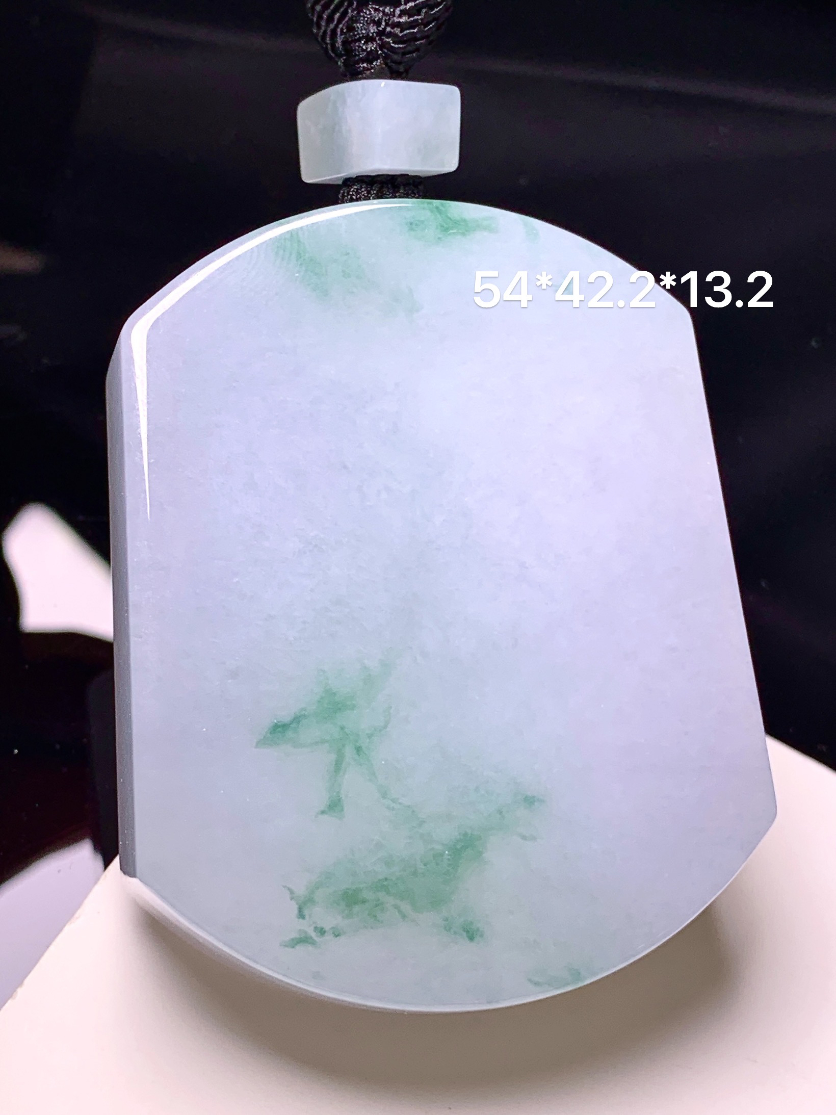 飘绿无事牌吊坠 玉质细腻 色泽艳丽清新 整体尺寸54*42.2*13.2 a5
