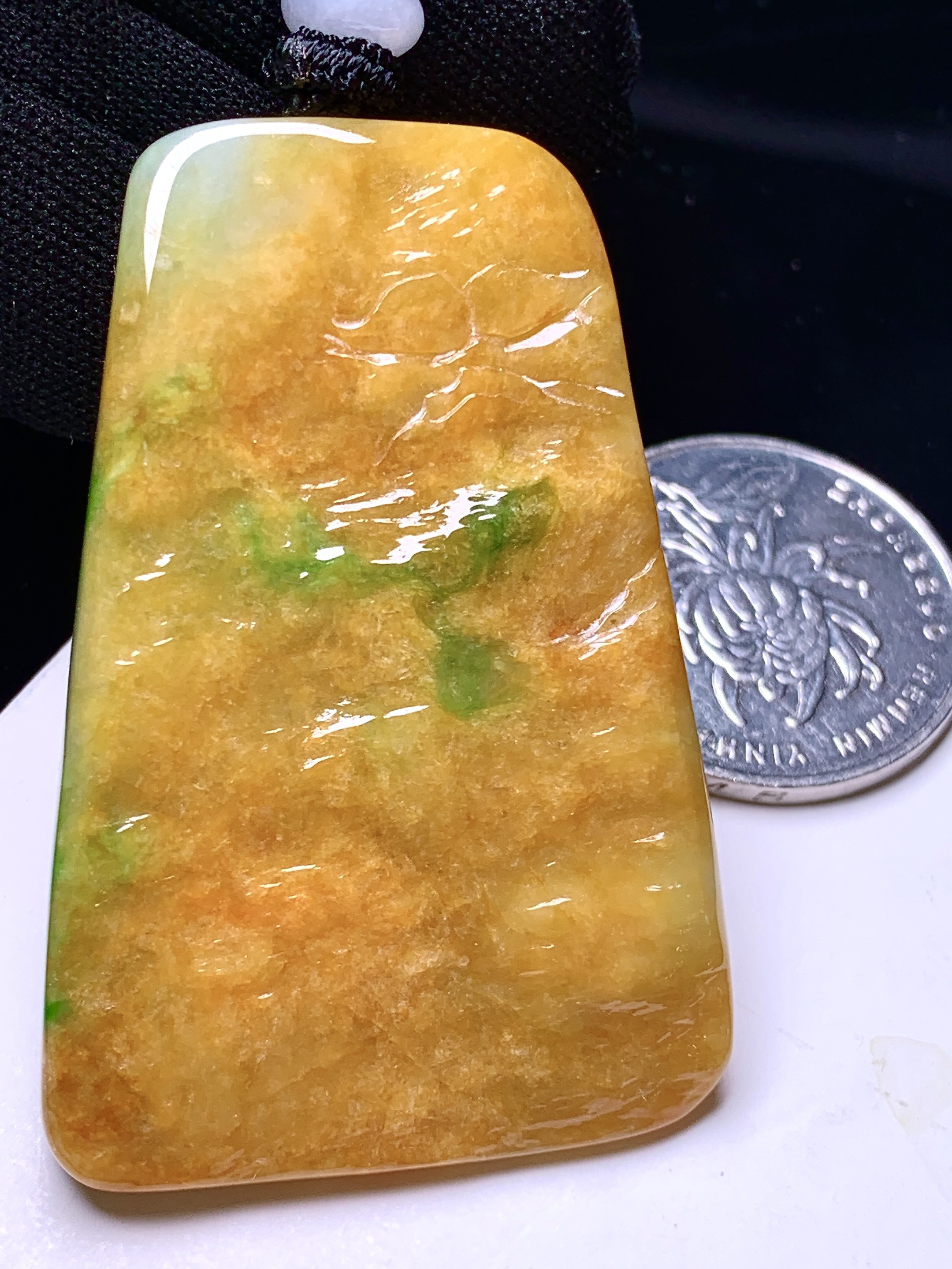 黄翡飘绿山水牌子吊坠 玉质细腻 色泽艳丽清新 整体尺寸51*34.2*6.2 w1