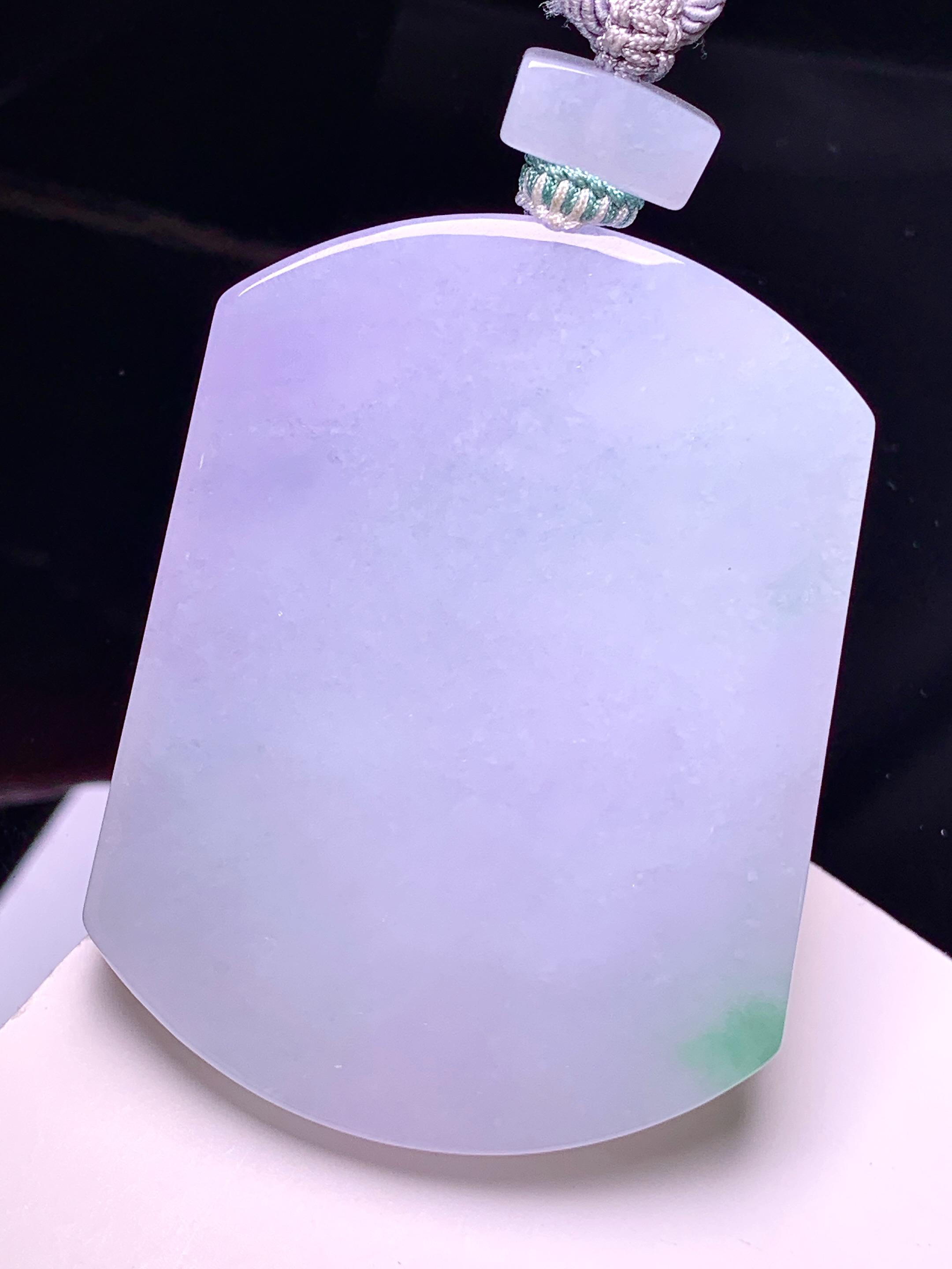 淡紫罗兰飘花无事牌吊坠 玉质细腻 色泽艳丽清新 整体尺寸56.5*43*5.8 a5