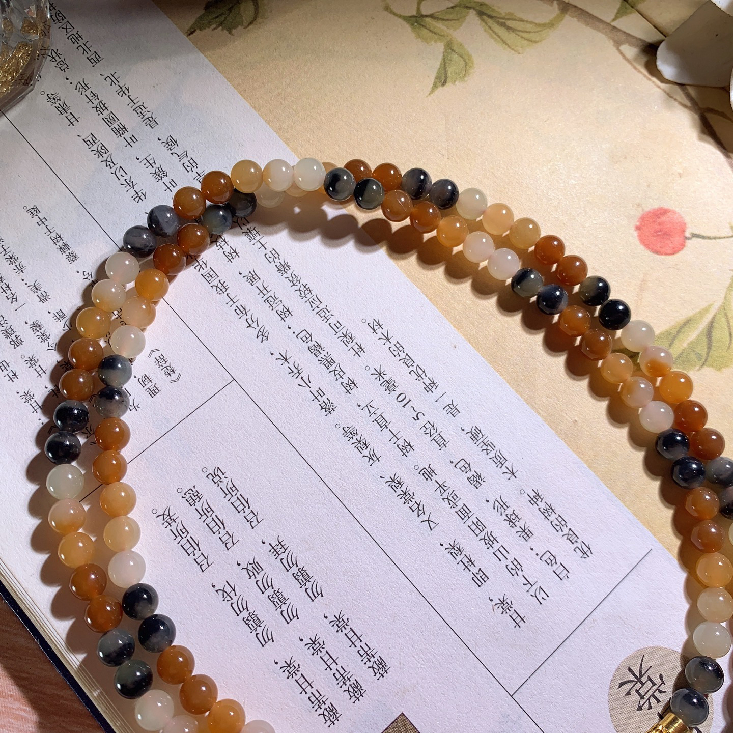 新疆和田玉且末糖1圆珠项链！单颗尺寸5！玉质细腻油润。手推出油。佩戴高端典雅。lt260605