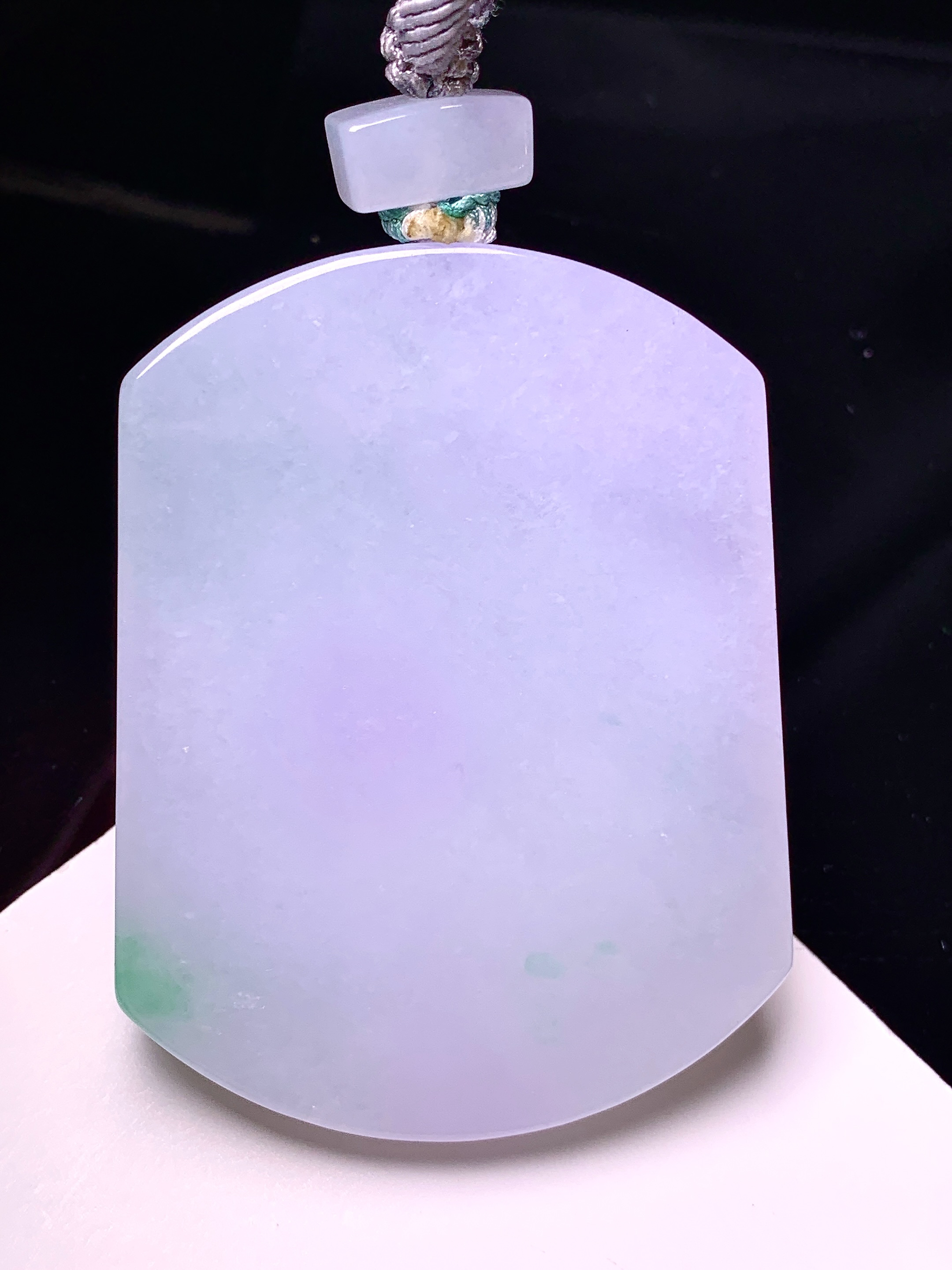 淡紫罗兰飘花无事牌吊坠 玉质细腻 色泽艳丽清新 整体尺寸56.5*43*5.8 a5