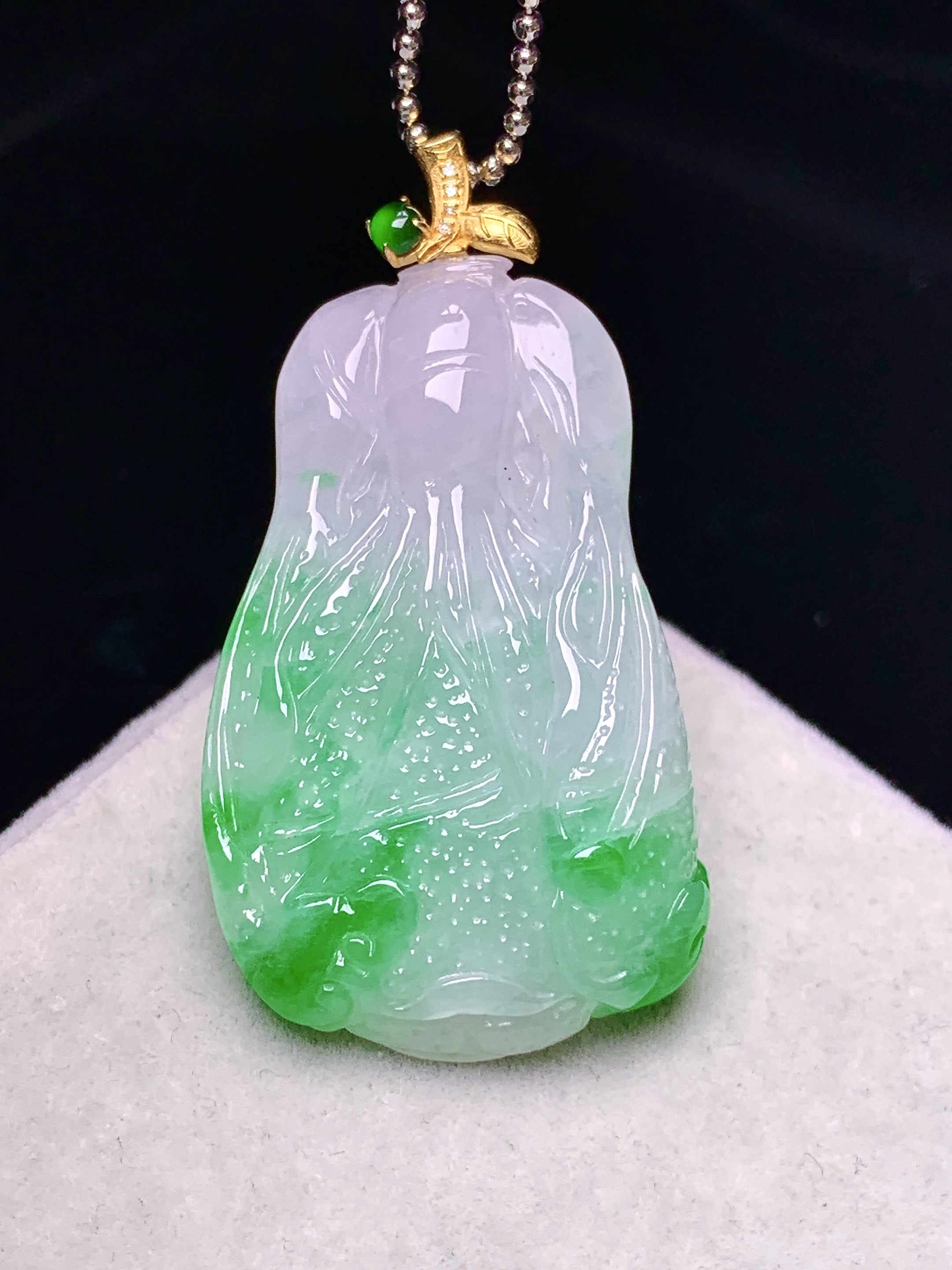 18k金镶嵌飘绿白菜吊坠 玉质细腻 色泽艳丽清新 整体尺寸38*20*7 e1