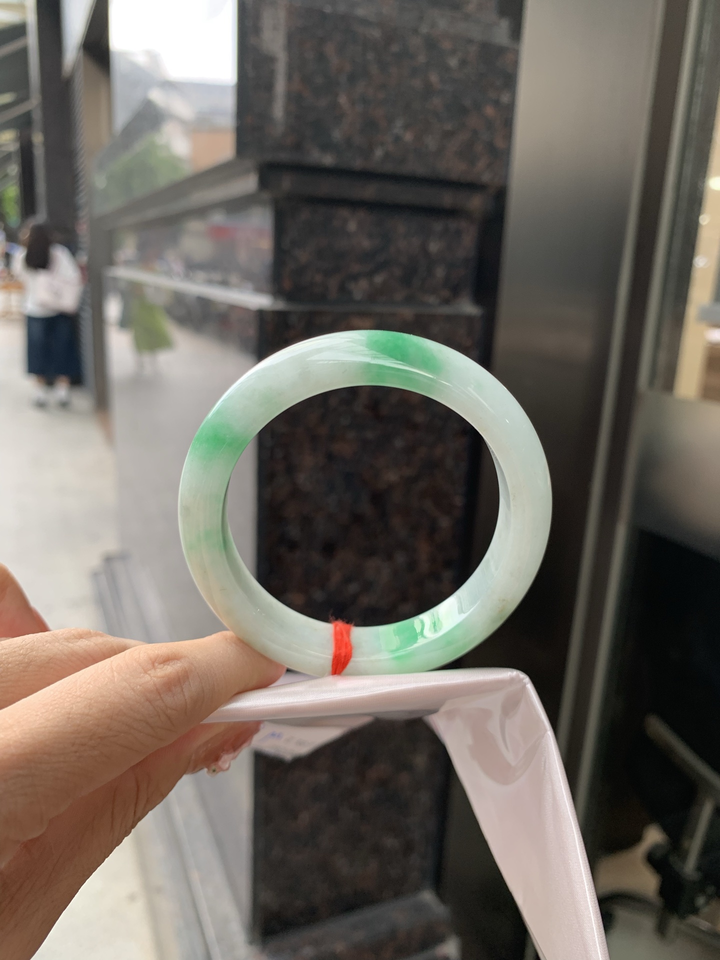 白底青正圈 55.2-8.4-12.5 0606-N909 打灯细纹，底妆水润，绿花点缀，镯色生香，腕间之美，水润中透着灵气，仙气缭绕，温婉可人，举手投足间皆是美好