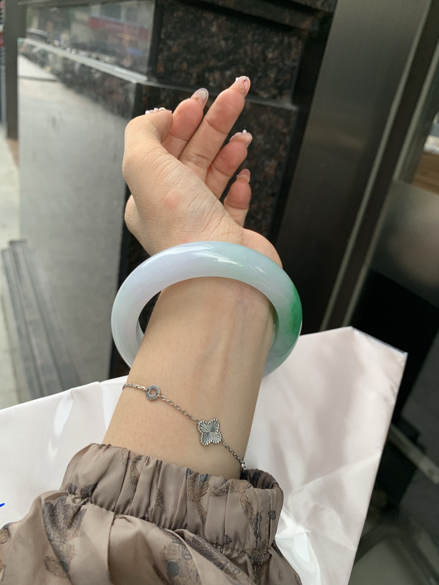 阳绿白底青正圈 59-10.3-13.7 0606-N913-1 打灯细纹，底妆冰润，一节阳绿花，点缀腕间风华，干净纯净的底色上，一抹翠色肆意流淌，宛如春日里的繁华盛景
