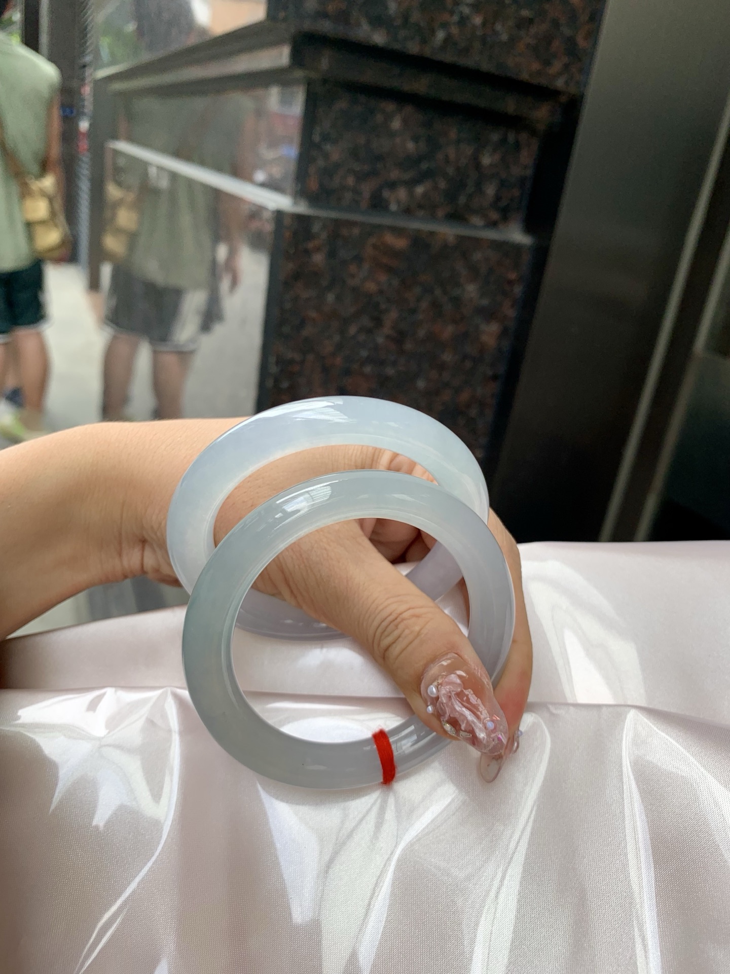 冰蓝美人条 53.2-9.6-9.3 0606-N910-2 打灯棉线，底妆冰润细腻，千变万化的冰晴蓝底色，拥有海的颜色，却散发着星空的光芒，这是一只来自冰川蓝的清冷气质仙女镯。