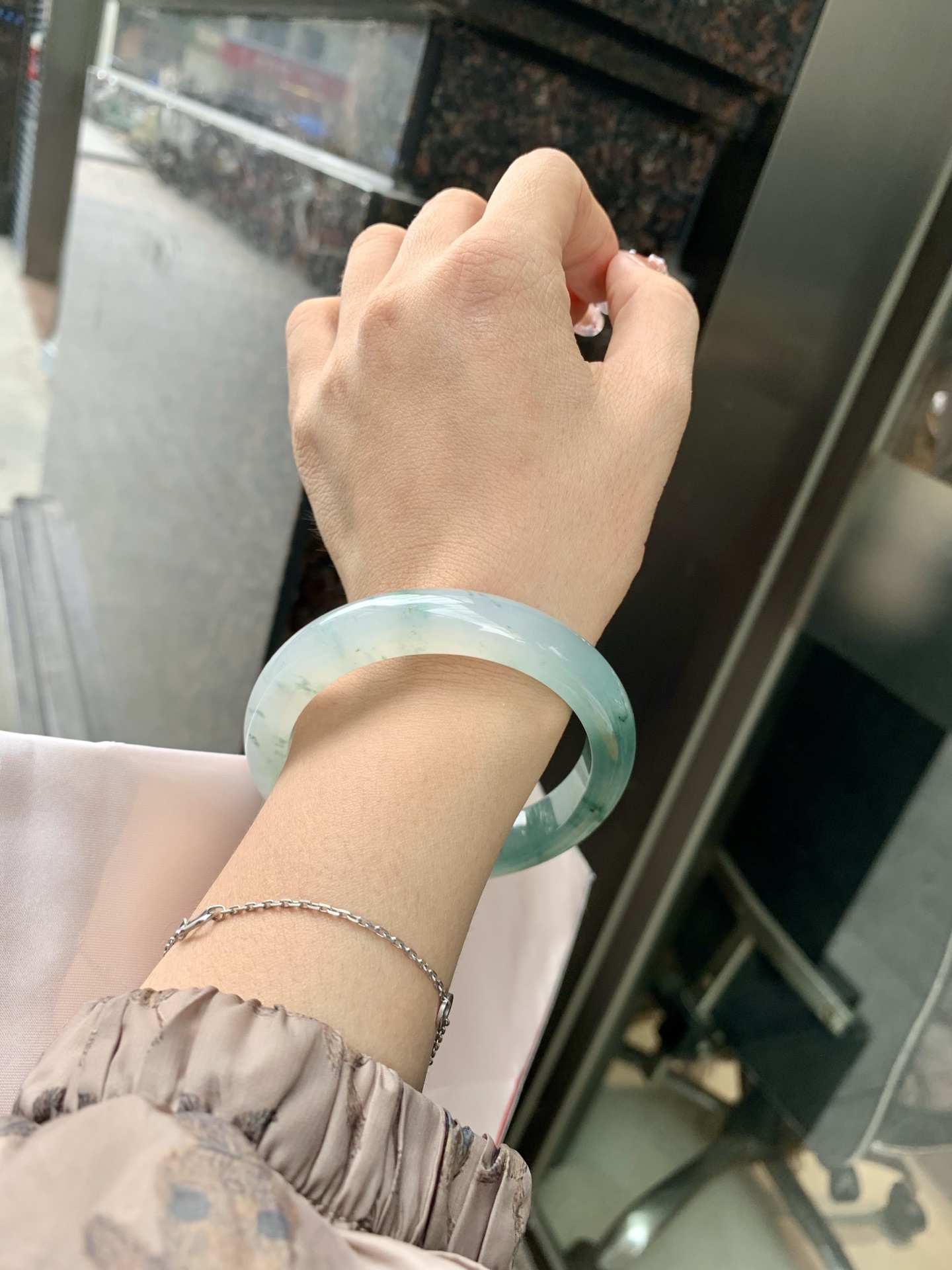 蓝底冰飘花正圈 56.7-8.4-11.7 0606-SJ-112-3 打灯细纹，底妆冰润，蓝底飘花，半山半水，独特且直观的美，它的冰透细腻质地，成就了两种风格融合下最原始神秘气质～
