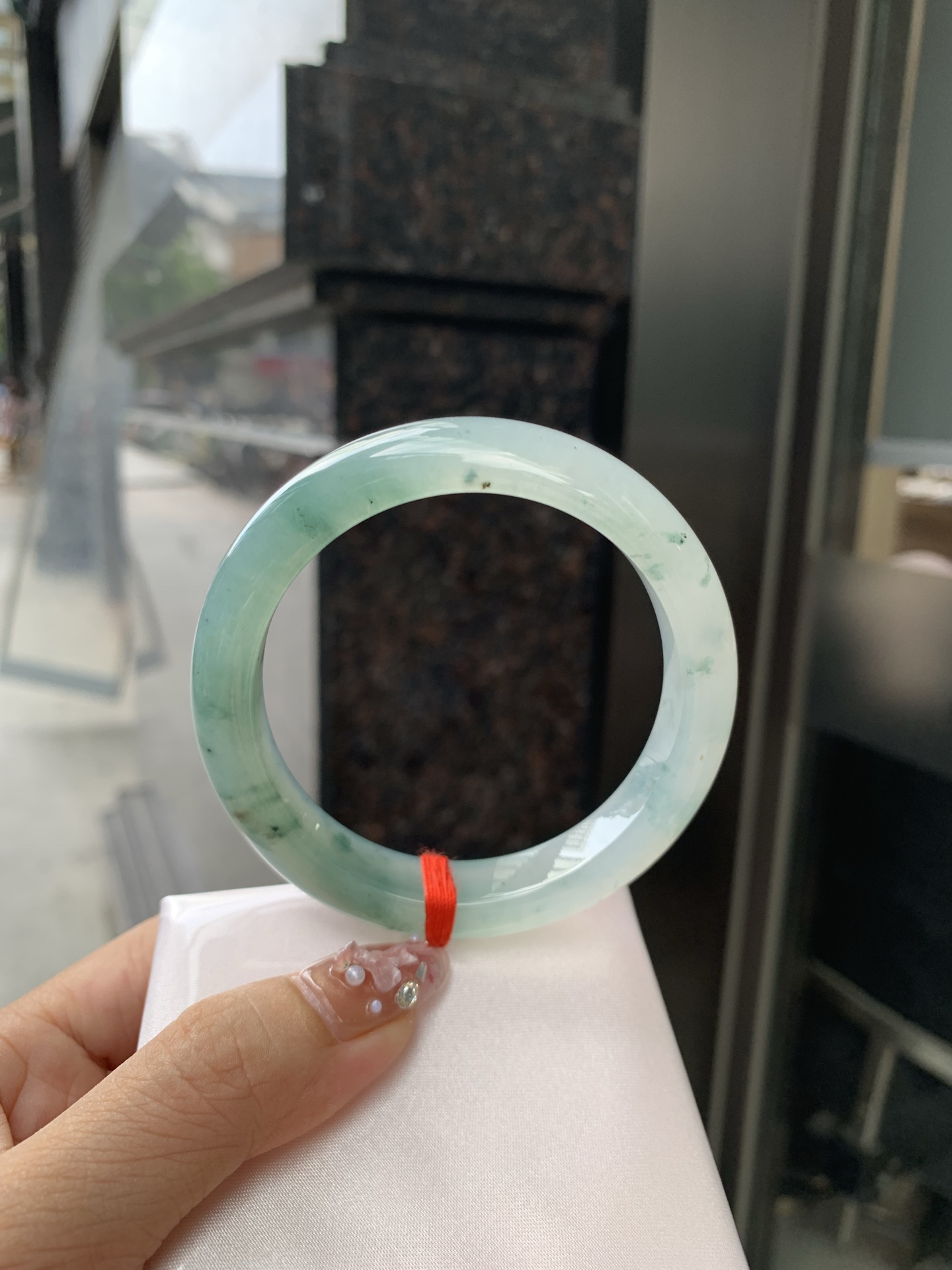 蓝底冰飘花正圈 56.7-8.4-11.7 0606-SJ-112-3 打灯细纹，底妆冰润，蓝底飘花，半山半水，独特且直观的美，它的冰透细腻质地，成就了两种风格融合下最原始神秘气质～