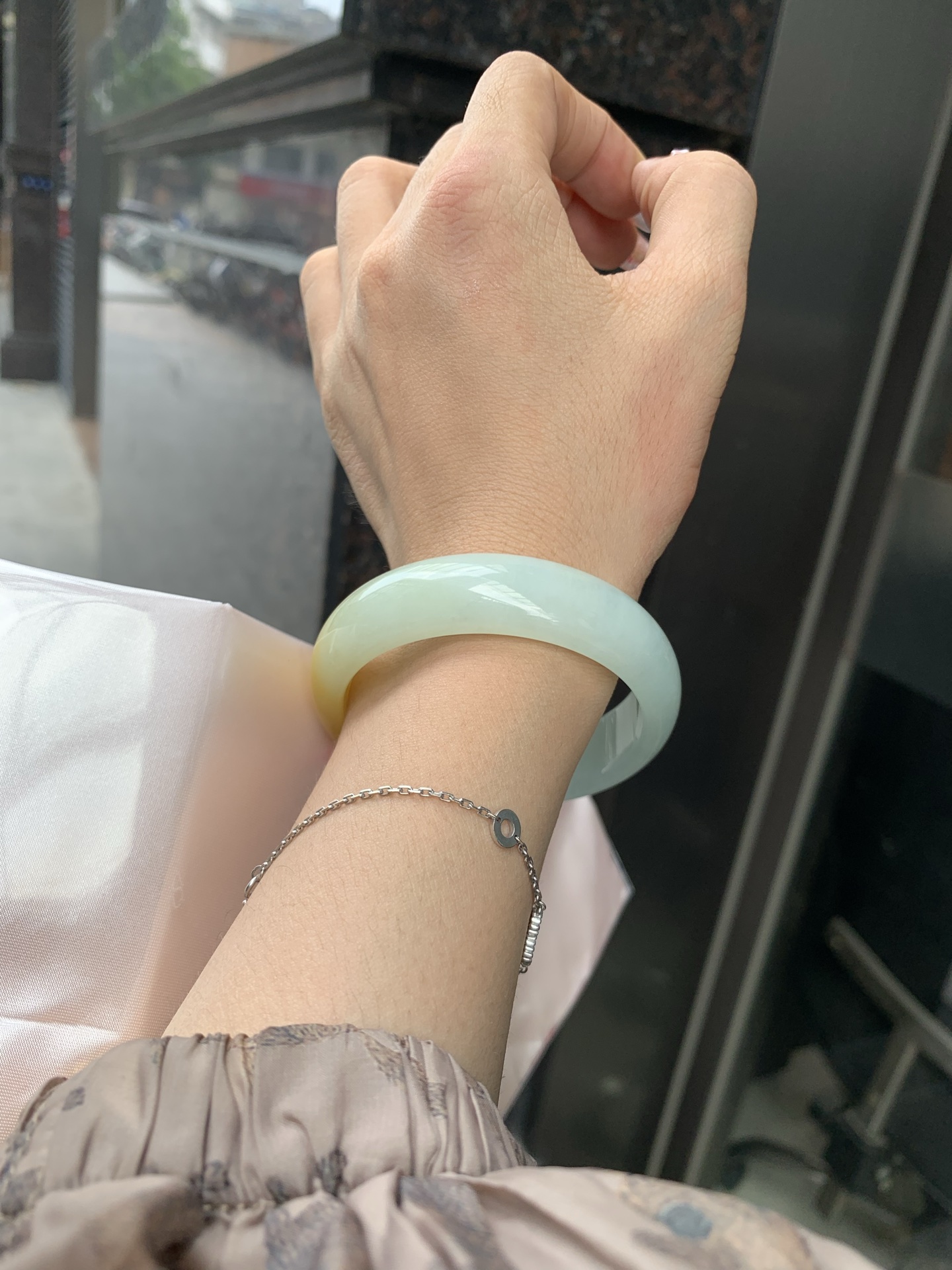 淡晴底黄翡宽版正圈 53.2-6.5-14.8 0606-SJ-117-1 打灯细纹，底妆细腻水润，淡淡的晴底搭配一大截黄翡，明亮吸睛，犹如夕阳洒在湖水上的感觉。