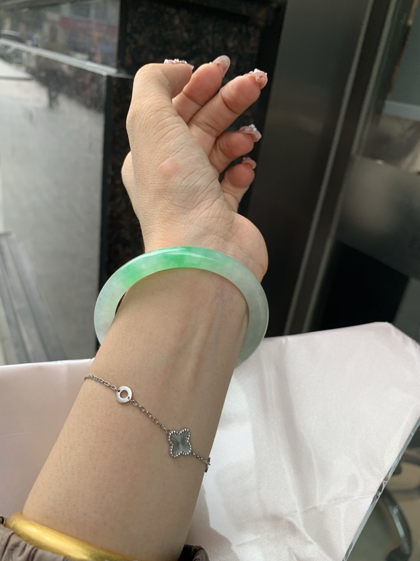 阳绿花美人条 53.2-7.3-6.5 0606-N893 打灯细纹，底妆冰润，金丝绿花色像春芽，从水润如晨露的底子蹦跳而出，将春日的灵动生机凝于手镯中，戴上她，清水芙蓉般的清新感自然晕染，每一次抬手，都似把盎然绿意融入生活。