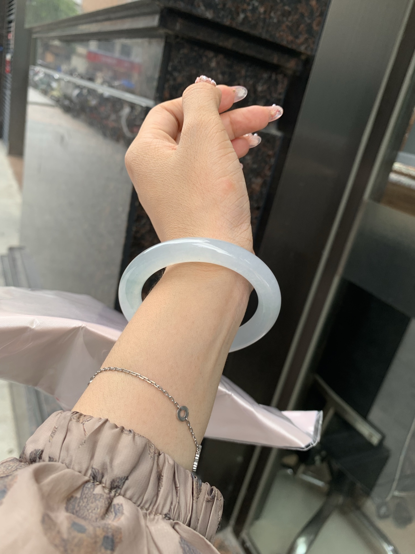 冰蓝美人条 53.3-9.8-9.3 0606-N910-1 打灯棉线，底妆冰润细腻，千变万化的冰晴蓝底色，拥有海的颜色，却散发着星空的光芒，这是一只来自冰川蓝的清冷气质仙女镯。