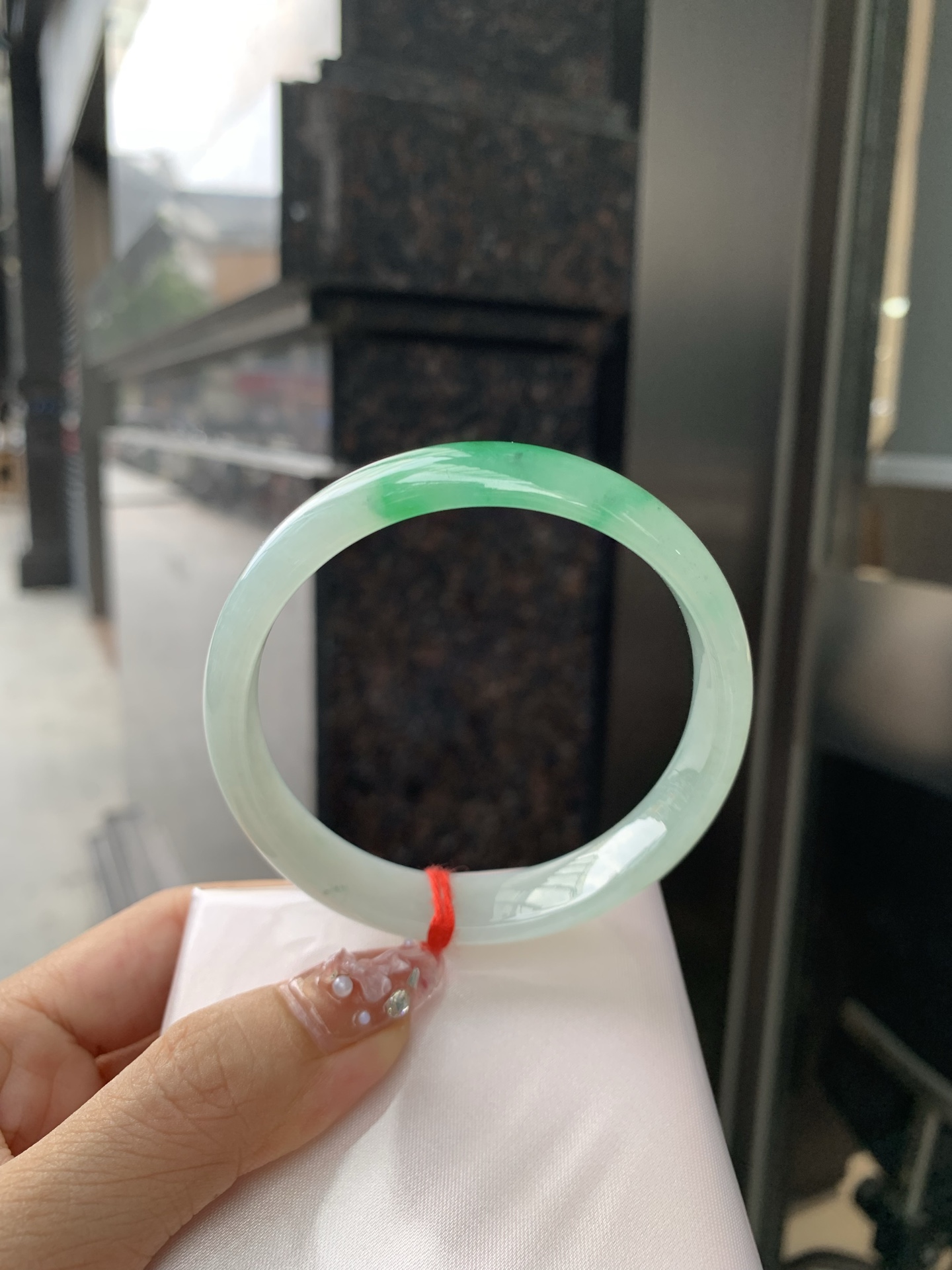 辣绿花正圈 58.3-6.2-12 0606-4A127-2 无裂，底妆水润，一抹辣绿花点缀，镯色生香，腕间之美，水润中透着灵气，仙气缭绕，温婉可人，举手投足间皆是美好