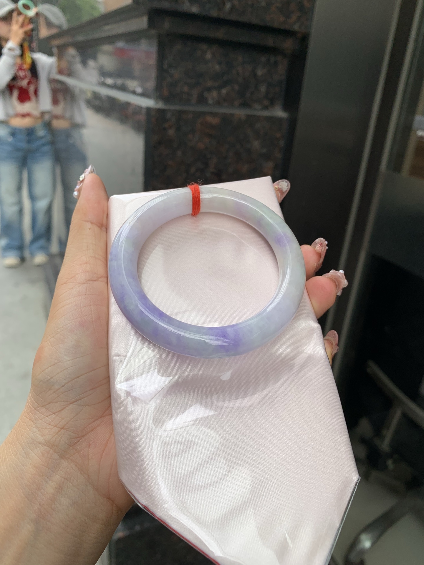 春彩圆条 55-10-11.9 0606-SJ-117-2 打灯细纹，腕藏紫韵，玉遇良缘，一镯伴朝夕，仙气紫花散漫分布，上手显肤白。