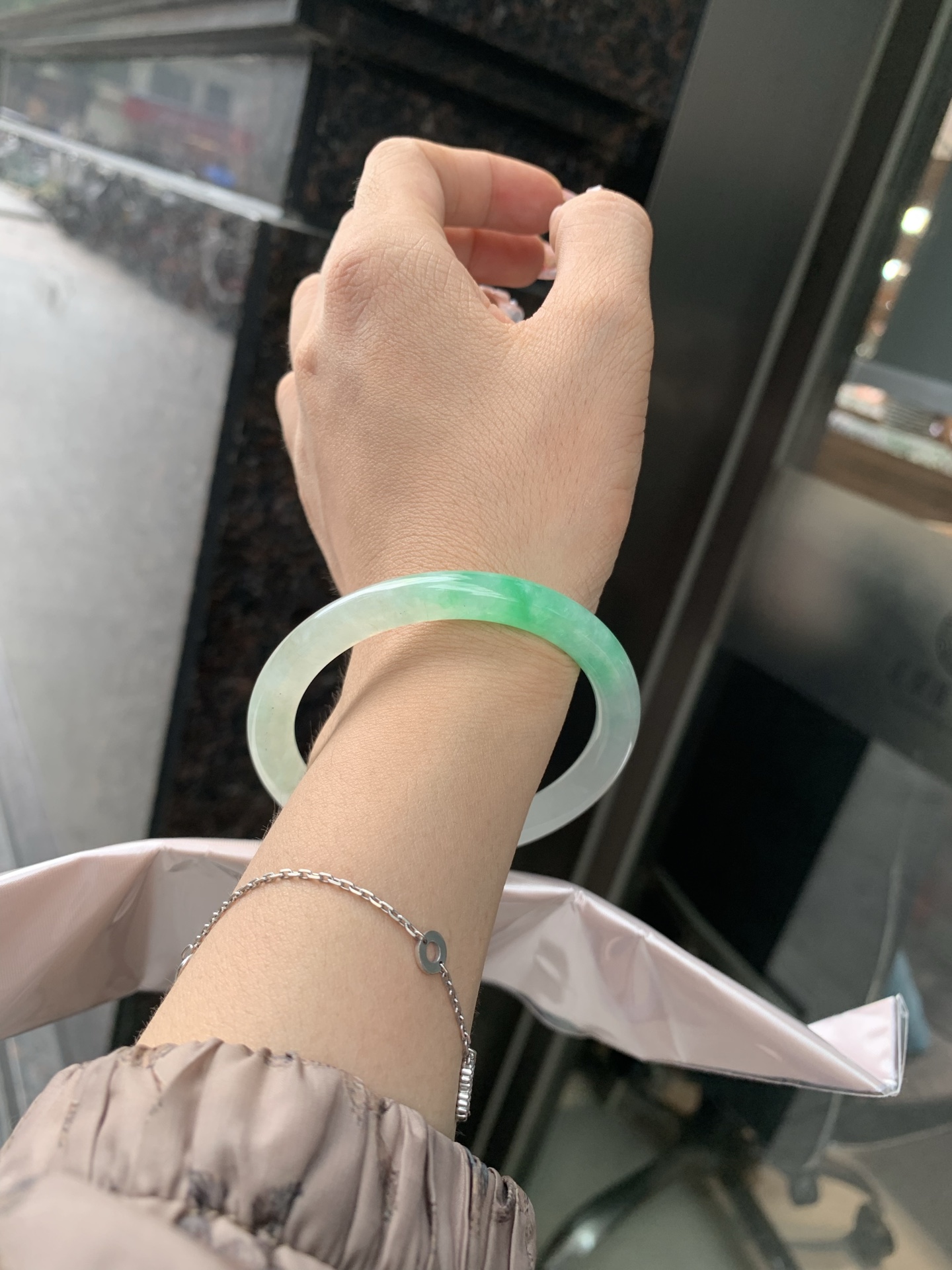阳绿花美人条 53.2-7.3-6.5 0606-N893 打灯细纹，底妆冰润，金丝绿花色像春芽，从水润如晨露的底子蹦跳而出，将春日的灵动生机凝于手镯中，戴上她，清水芙蓉般的清新感自然晕染，每一次抬手，都似把盎然绿意融入生活。