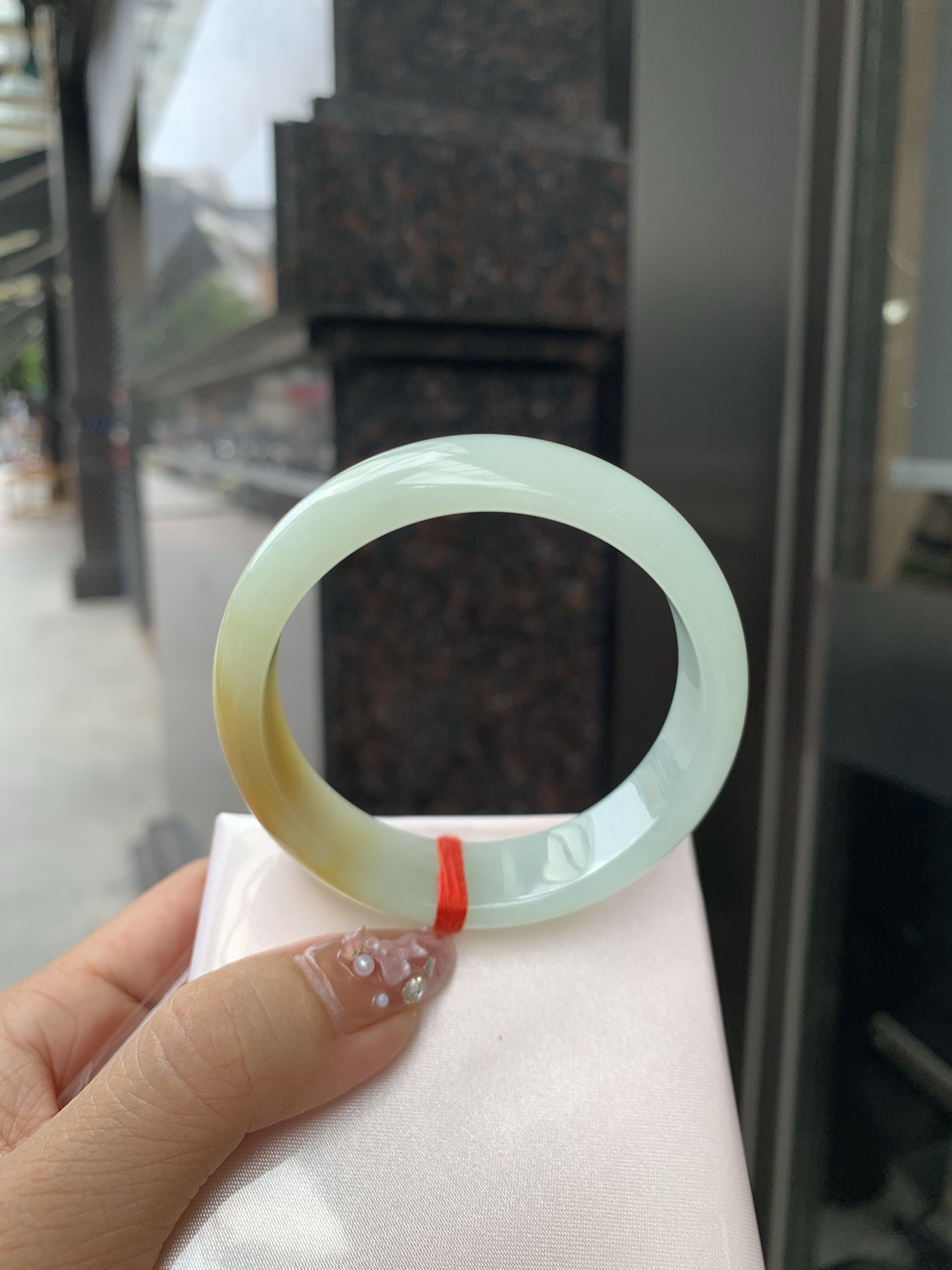 淡晴底黄翡宽版正圈 53.2-6.5-14.8 0606-SJ-117-1 打灯细纹，底妆细腻水润，淡淡的晴底搭配一大截黄翡，明亮吸睛，犹如夕阳洒在湖水上的感觉。