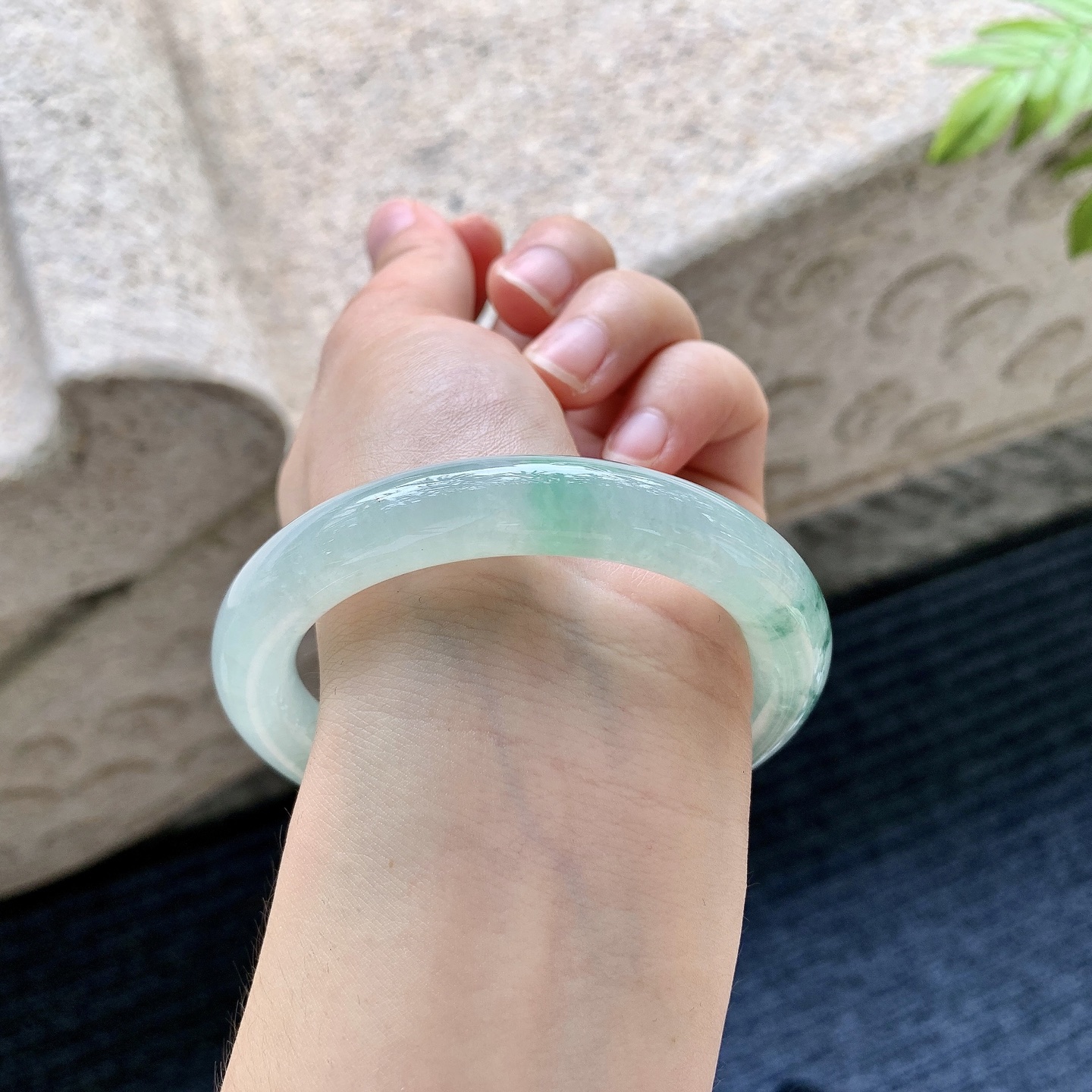 圆条55 56【圈口】56/10.6/10【编码】Q5060718【描述】冰糯晴绿飘花，水润，种老，细腻，无裂