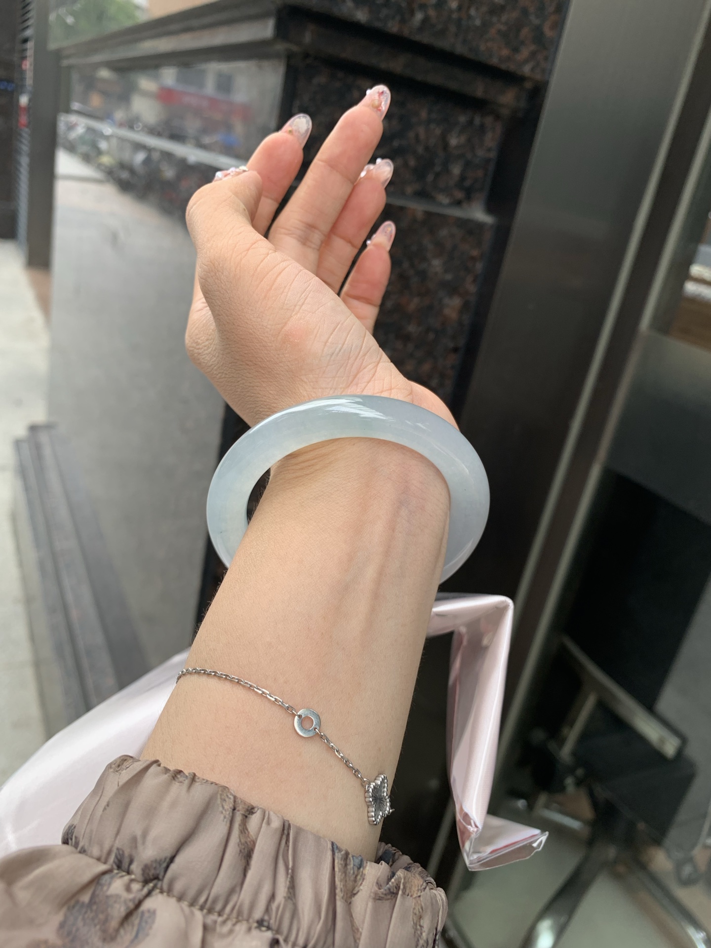 冰蓝美人条 53.3-9.8-9.3 0606-N910-1 打灯棉线，底妆冰润细腻，千变万化的冰晴蓝底色，拥有海的颜色，却散发着星空的光芒，这是一只来自冰川蓝的清冷气质仙女镯。