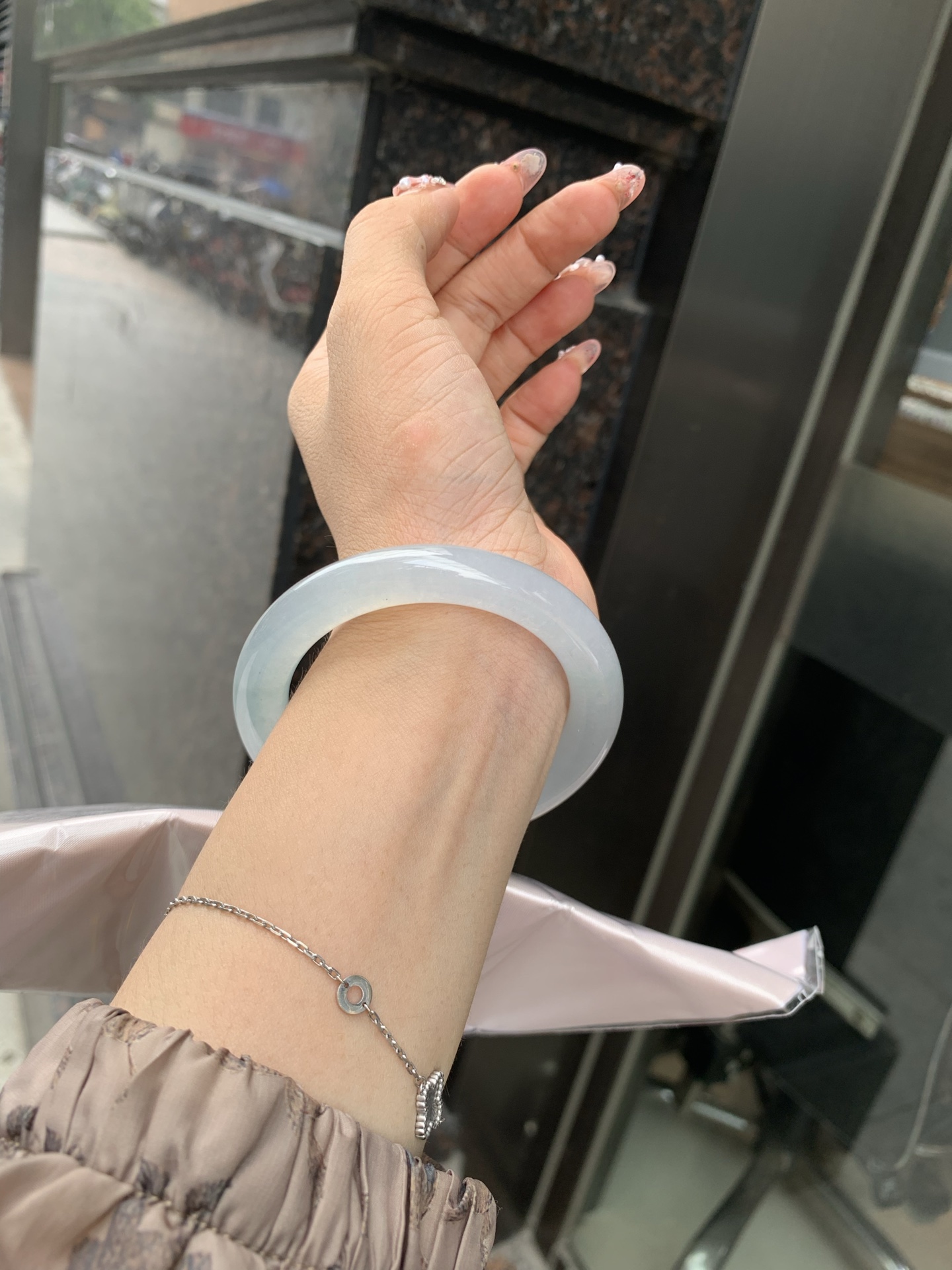 冰蓝美人条 53.3-9.8-9.3 0606-N910-1 打灯棉线，底妆冰润细腻，千变万化的冰晴蓝底色，拥有海的颜色，却散发着星空的光芒，这是一只来自冰川蓝的清冷气质仙女镯。