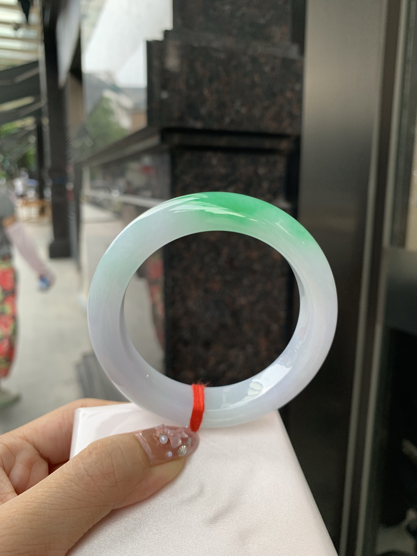 阳绿白底青正圈 59-10.3-13.7 0606-N913-1 打灯细纹，底妆冰润，一节阳绿花，点缀腕间风华，干净纯净的底色上，一抹翠色肆意流淌，宛如春日里的繁华盛景