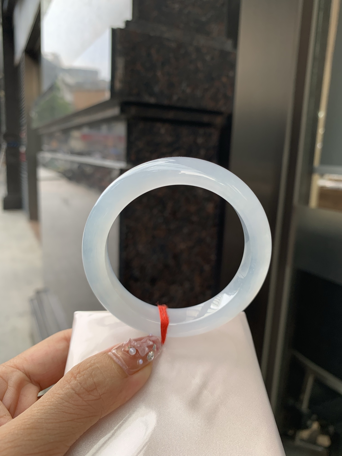 冰蓝正圈 55-8.7-12.2 0606-531-66 打灯棉根，底妆冰润细腻，千变万化的冰晴蓝底色，拥有海的颜色，却散发着星空的光芒，这是一只来自冰川蓝的清冷气质仙女镯。