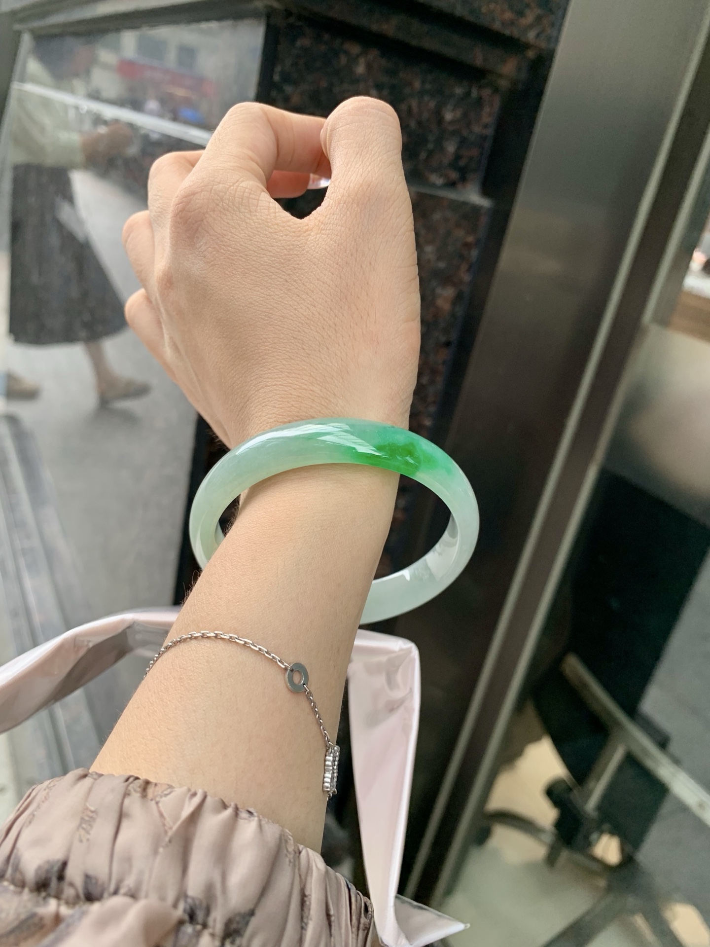 辣绿花正圈 58.3-6.2-12 0606-4A127-2 无裂，底妆水润，一抹辣绿花点缀，镯色生香，腕间之美，水润中透着灵气，仙气缭绕，温婉可人，举手投足间皆是美好