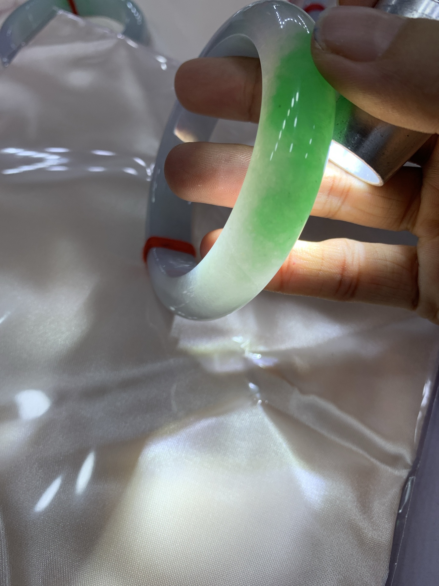 阳绿白底青正圈 59-10.3-13.7 0606-N913-1 打灯细纹，底妆冰润，一节阳绿花，点缀腕间风华，干净纯净的底色上，一抹翠色肆意流淌，宛如春日里的繁华盛景