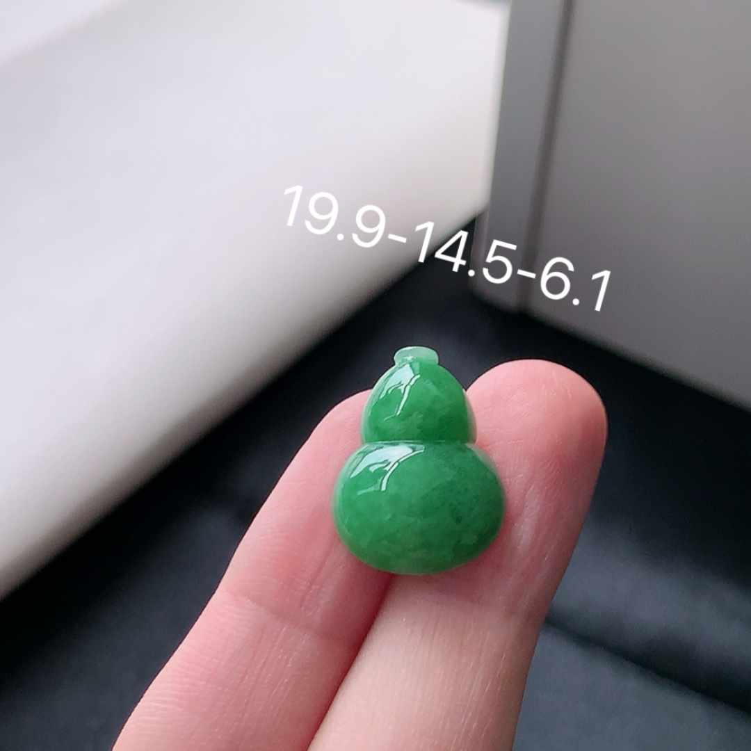 冰阳绿葫芦挂件。色阳色艳，种老无裂水润，饱满肉厚，佩戴清新优雅，货号17604，19.9-14.5-