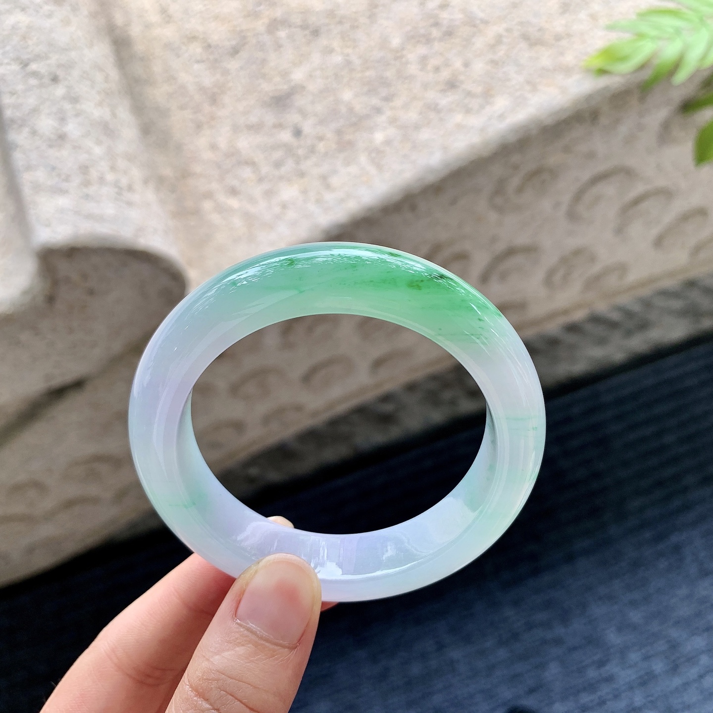 正圈 圈口52.8/13/9 编码HT060739 描述冰糯春彩，飘绿，水润，种老，细腻，无裂