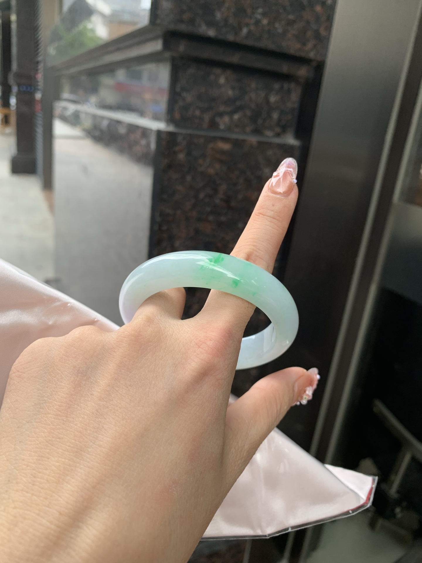 春彩正圈 52-8.3-13 0606-268-44 打灯棉线，一抹阳绿花碰上梦幻般的春，像是融化了的春天，所有的美好交织在一起，让人心生宁静而淡淡的欢喜。