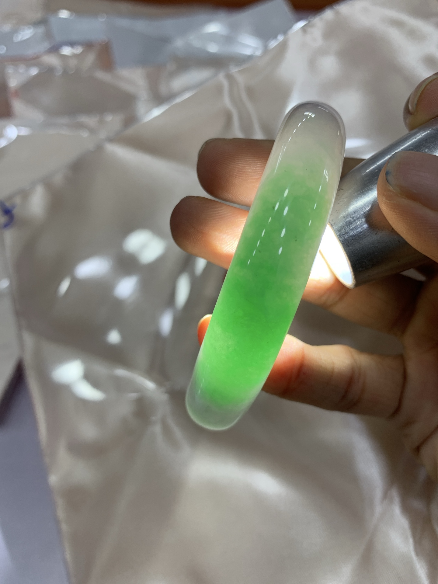 阳绿白底青正圈 59-10.3-13.7 0606-N913-1 打灯细纹，底妆冰润，一节阳绿花，点缀腕间风华，干净纯净的底色上，一抹翠色肆意流淌，宛如春日里的繁华盛景