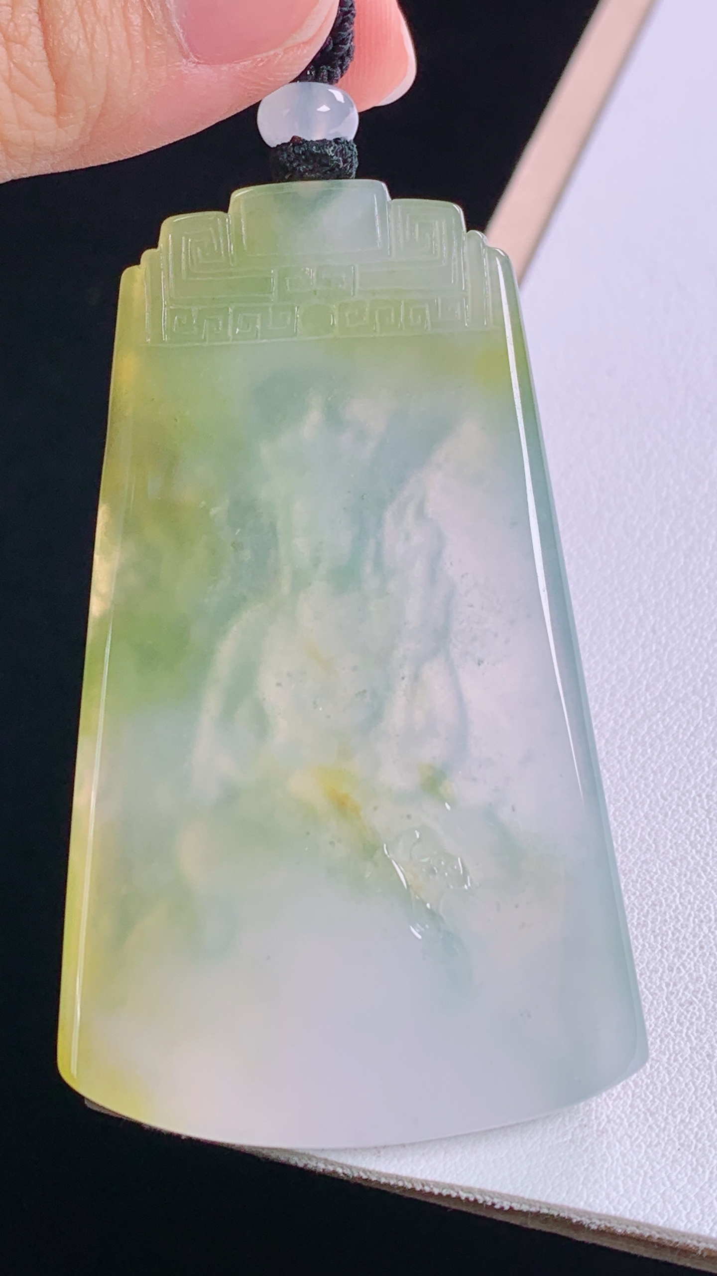冰黄观音菩萨 天然黄翡，色泽鲜亮，无裂 尺寸:67.8-41.2-5.8mm 3