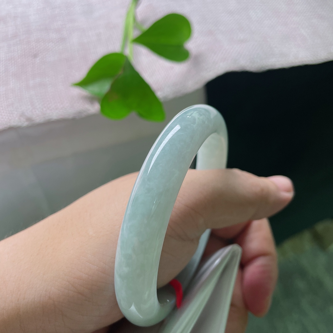58.1/11.5/8.5，淡绿底正圈，洒金，水润，肉质细腻，佩戴温柔，晶体，ss54092a