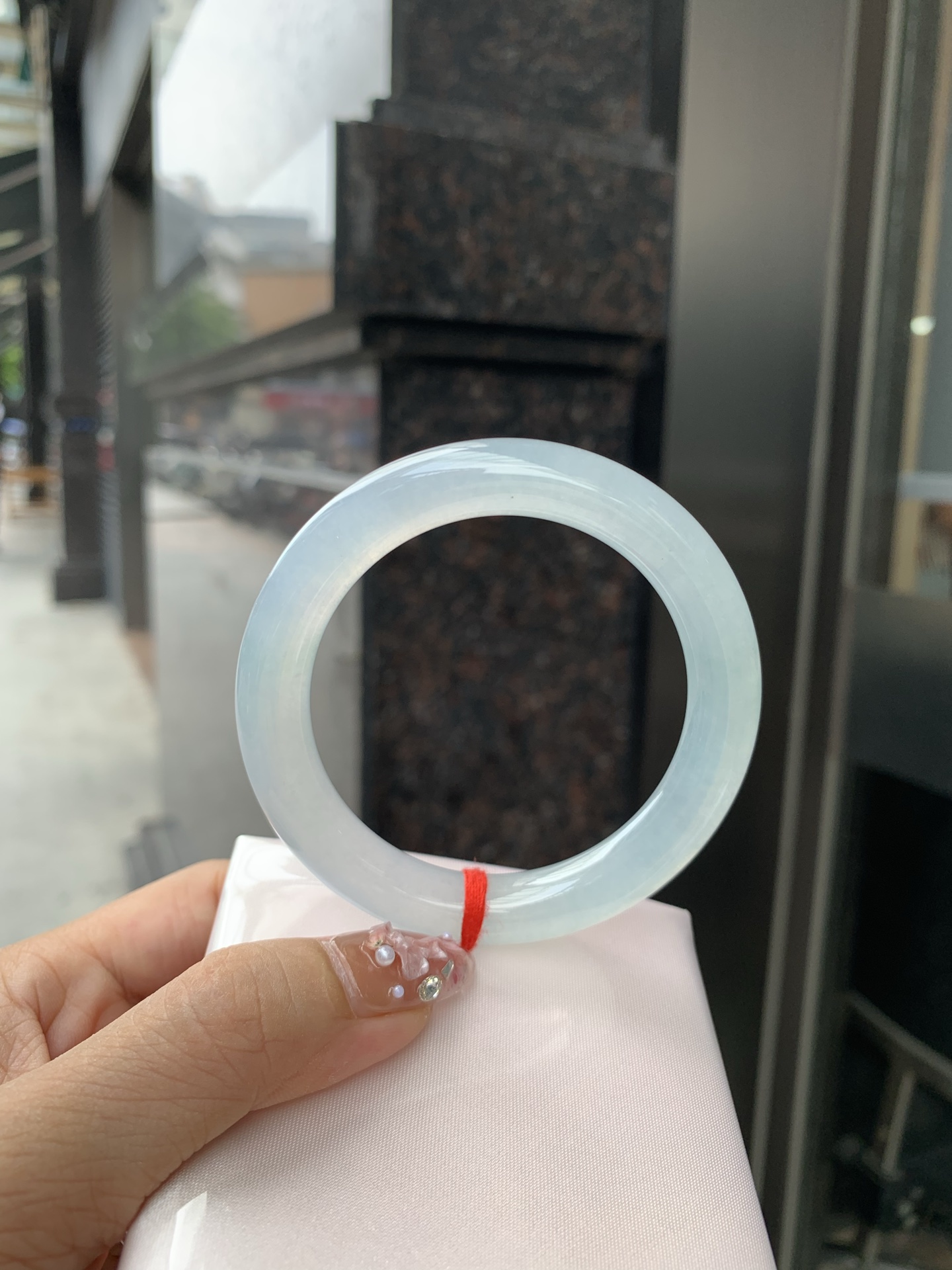 冰蓝美人条 53.3-9.8-9.3 0606-N910-1 打灯棉线，底妆冰润细腻，千变万化的冰晴蓝底色，拥有海的颜色，却散发着星空的光芒，这是一只来自冰川蓝的清冷气质仙女镯。