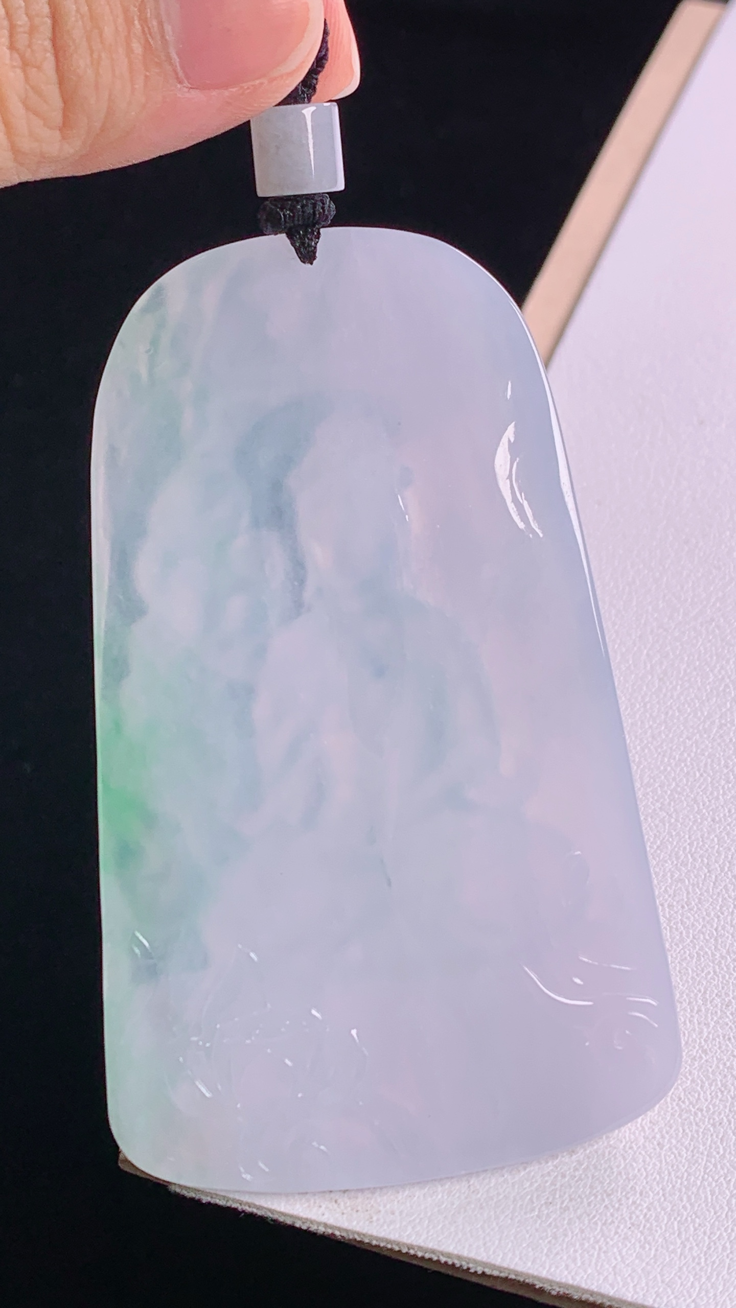 ️冰飘绿大势至菩萨 冰透起光，底子细腻，无裂 尺寸:77.7-47.2-6.6mm 3