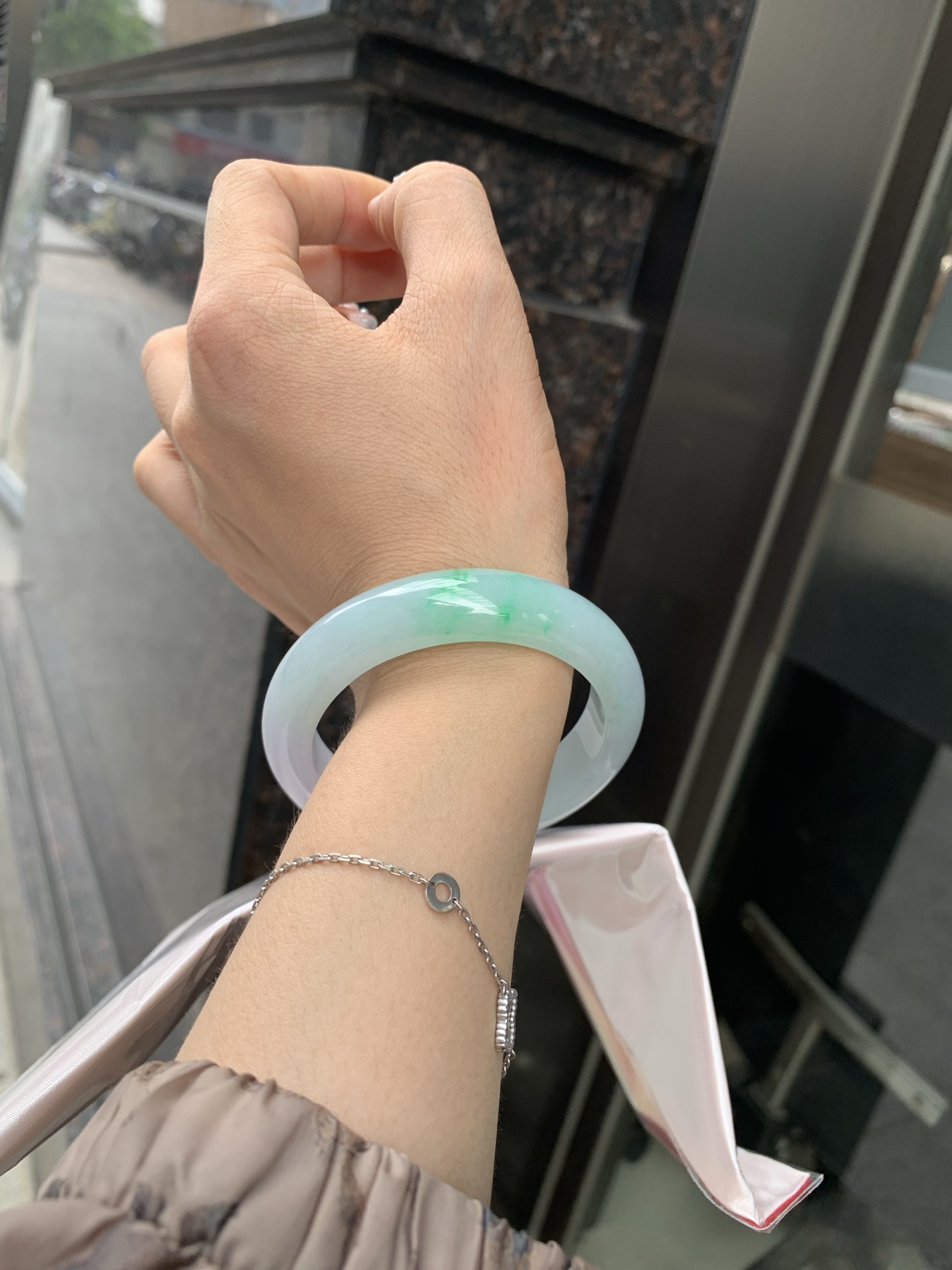 春彩正圈 52-8.3-13 0606-268-44 打灯棉线，一抹阳绿花碰上梦幻般的春，像是融化了的春天，所有的美好交织在一起，让人心生宁静而淡淡的欢喜。