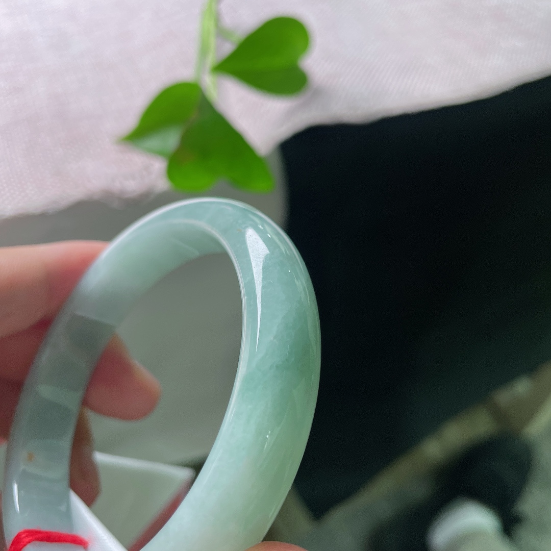 56.6/11.8/7.5，淡蓝底正圈，淡雅倾心，肉质细腻，水润，有纹，ss54087a